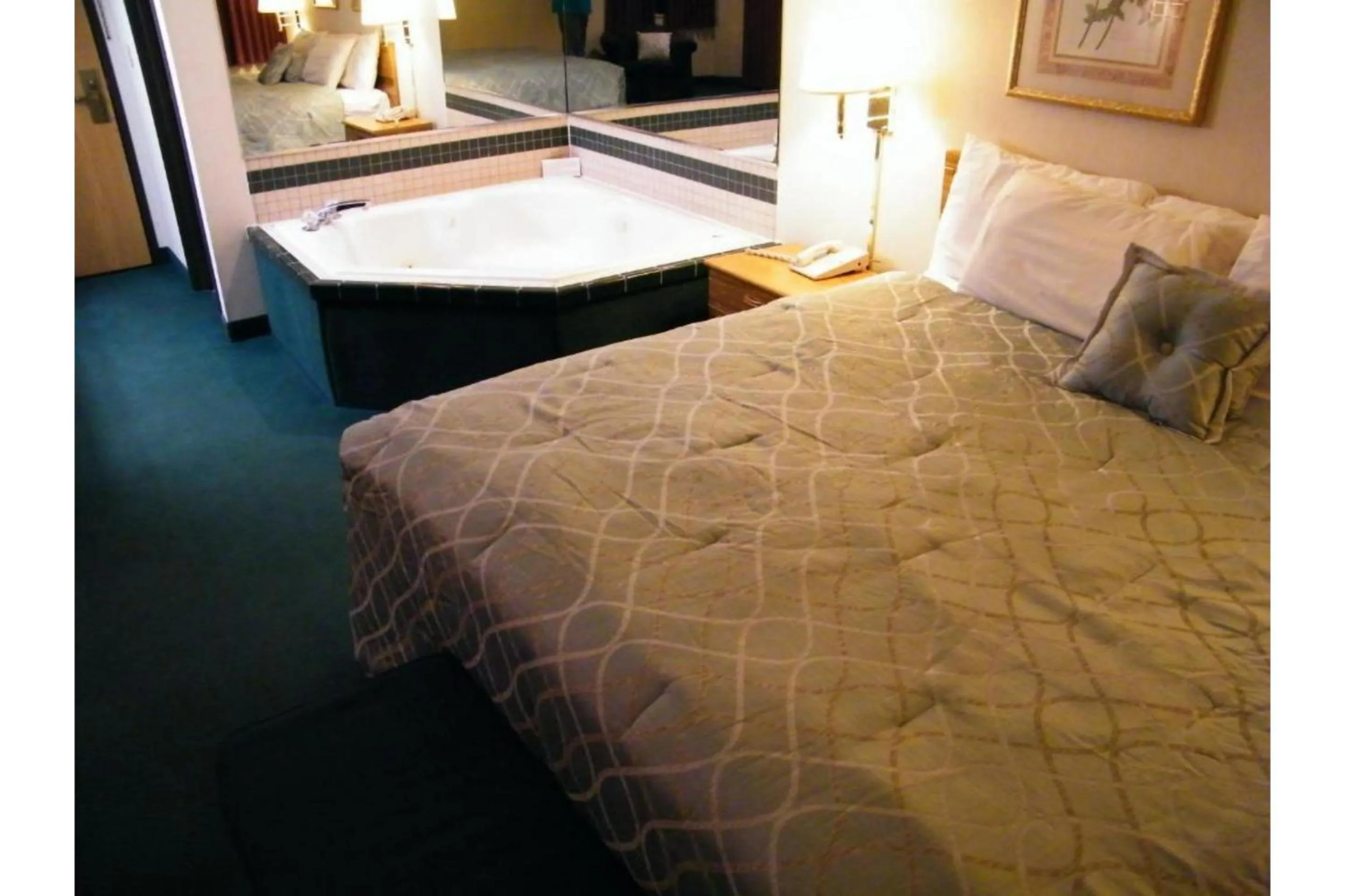 King Bed Non Smoking with Jetted Tub in Capital O Amerihost Inn and Suites Mexico Hwy 54 MO