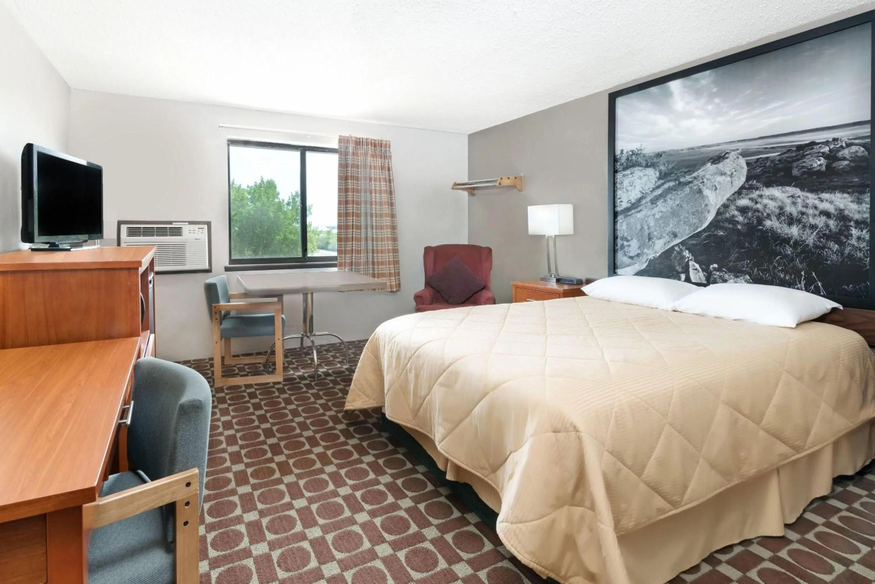 Queen Room - Disability Access/Non-Smoking in Super 8 by Wyndham Miles City