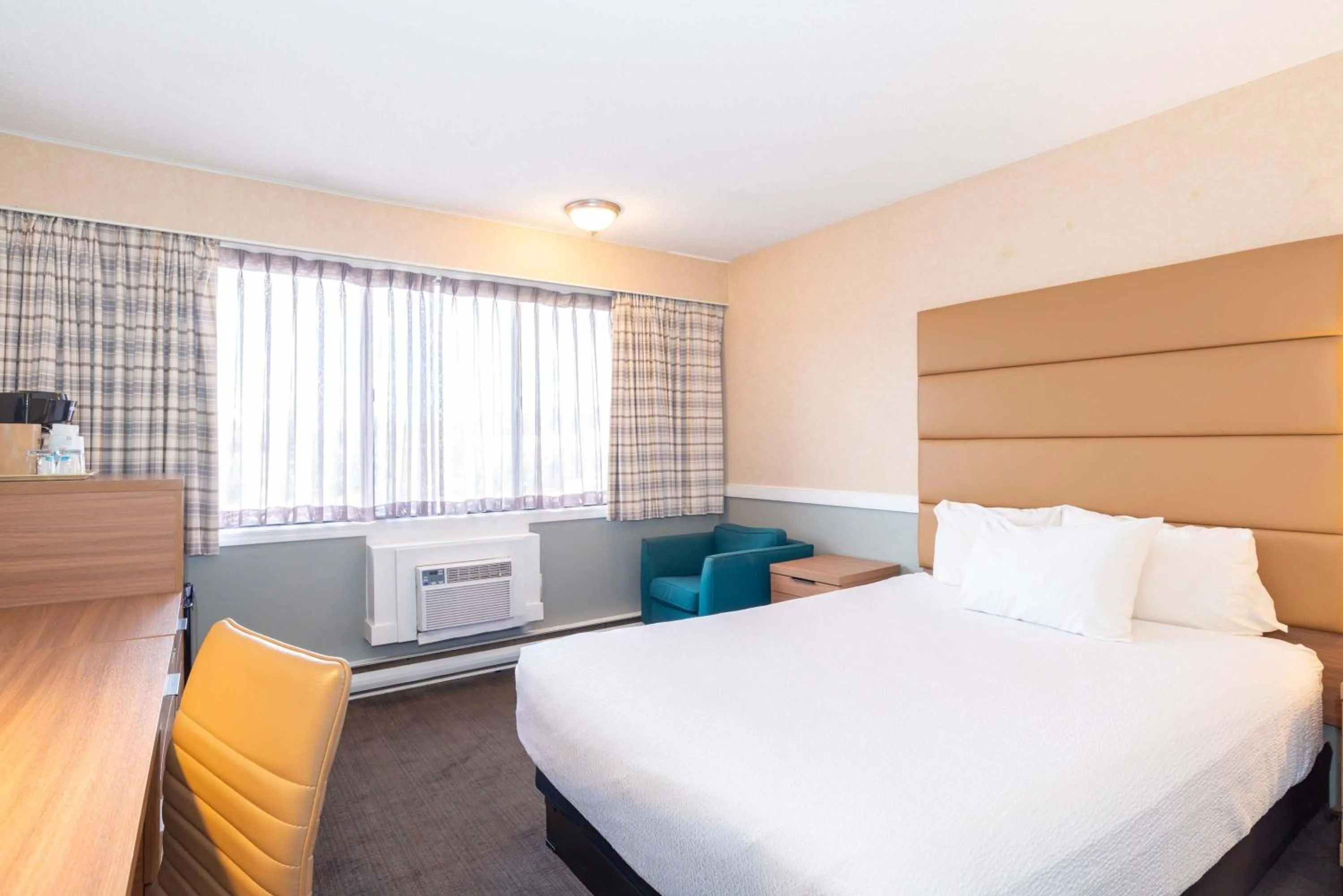 Standard Room, 1 King Bed, Kitchen in Sandman Hotel Cranbrook