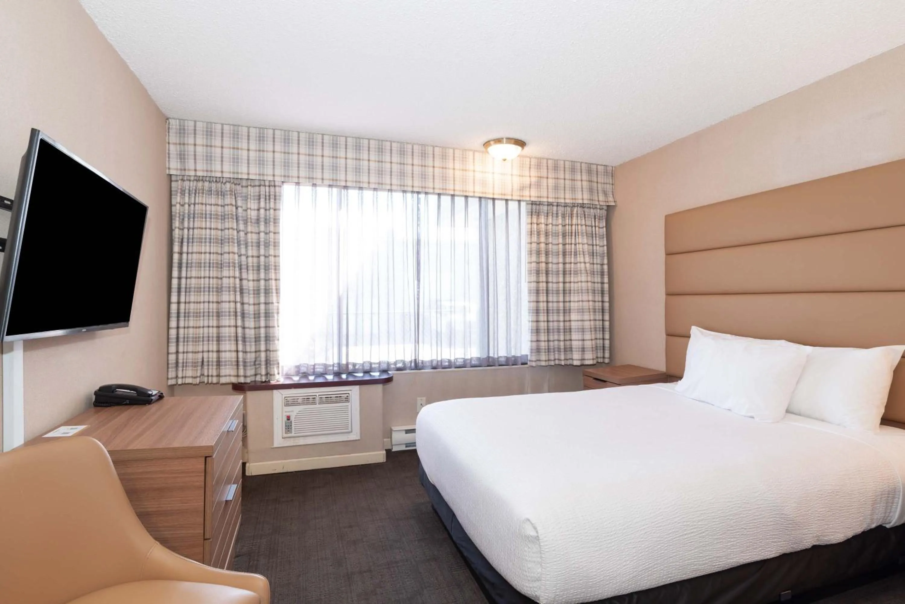 Studio Suite, 1 Queen Bed, Kitchen in Sandman Hotel Terrace