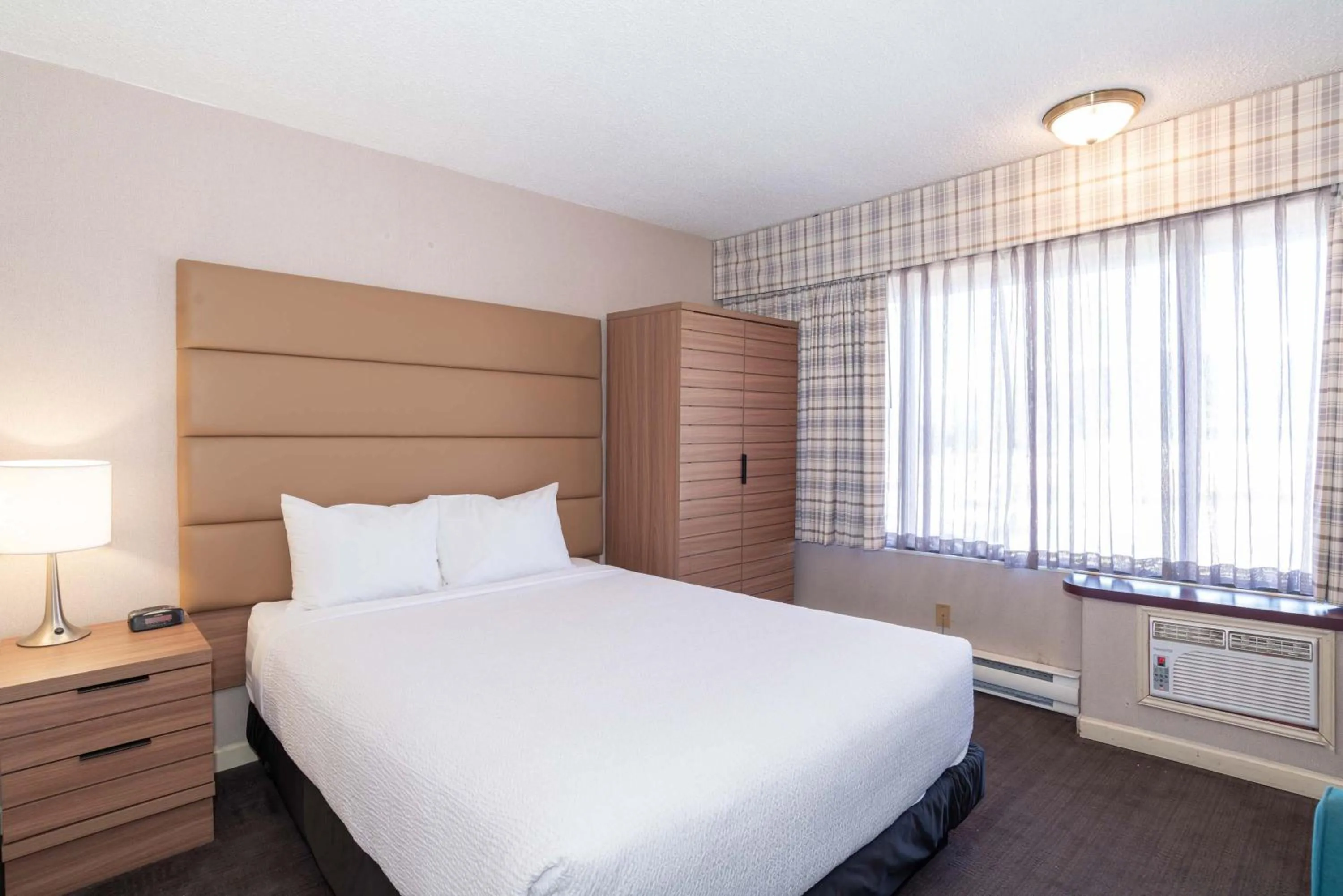 Standard Room, 1 Queen Bed in Sandman Hotel Terrace