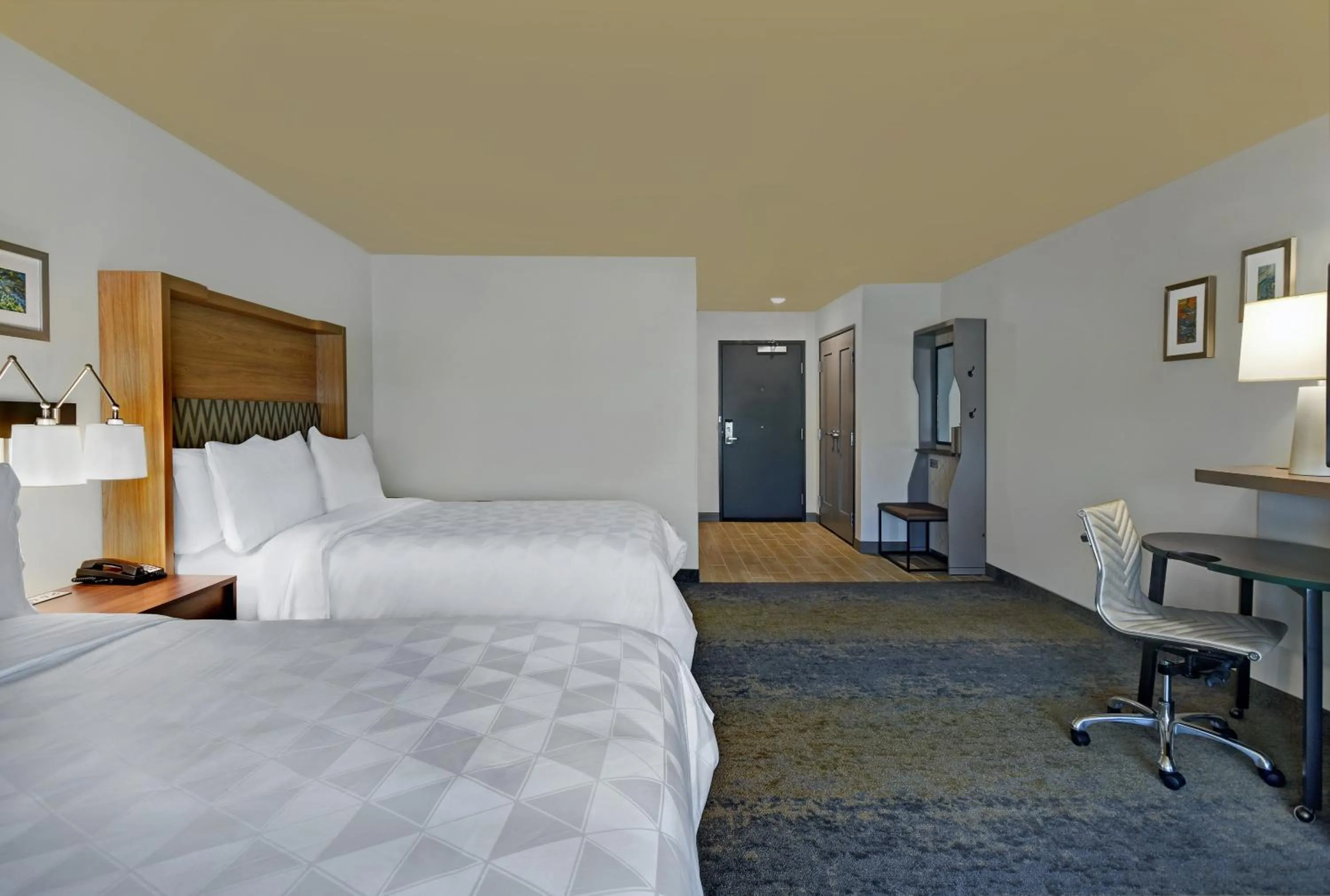 Standard Queen Room with Two Queen Beds and Mobility Accessible Tub in Holiday Inn Grand Rapids North - Walker by IHG