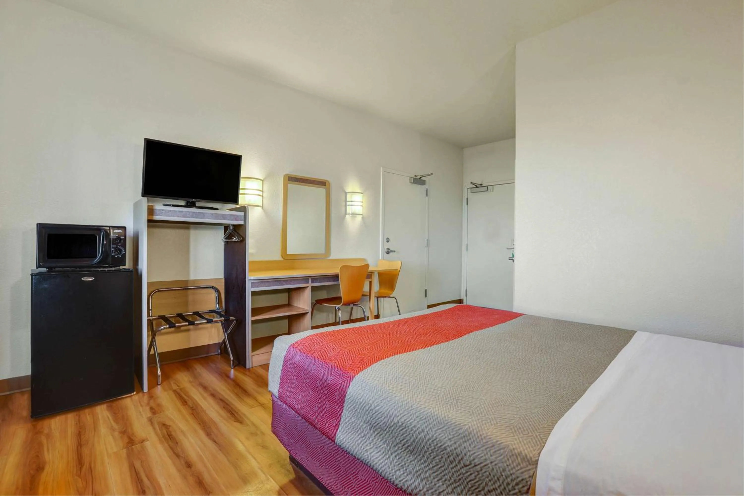 Queen Room - single occupancy - Disability Access - Non-Smoking in Motel 6-Lemoore, CA