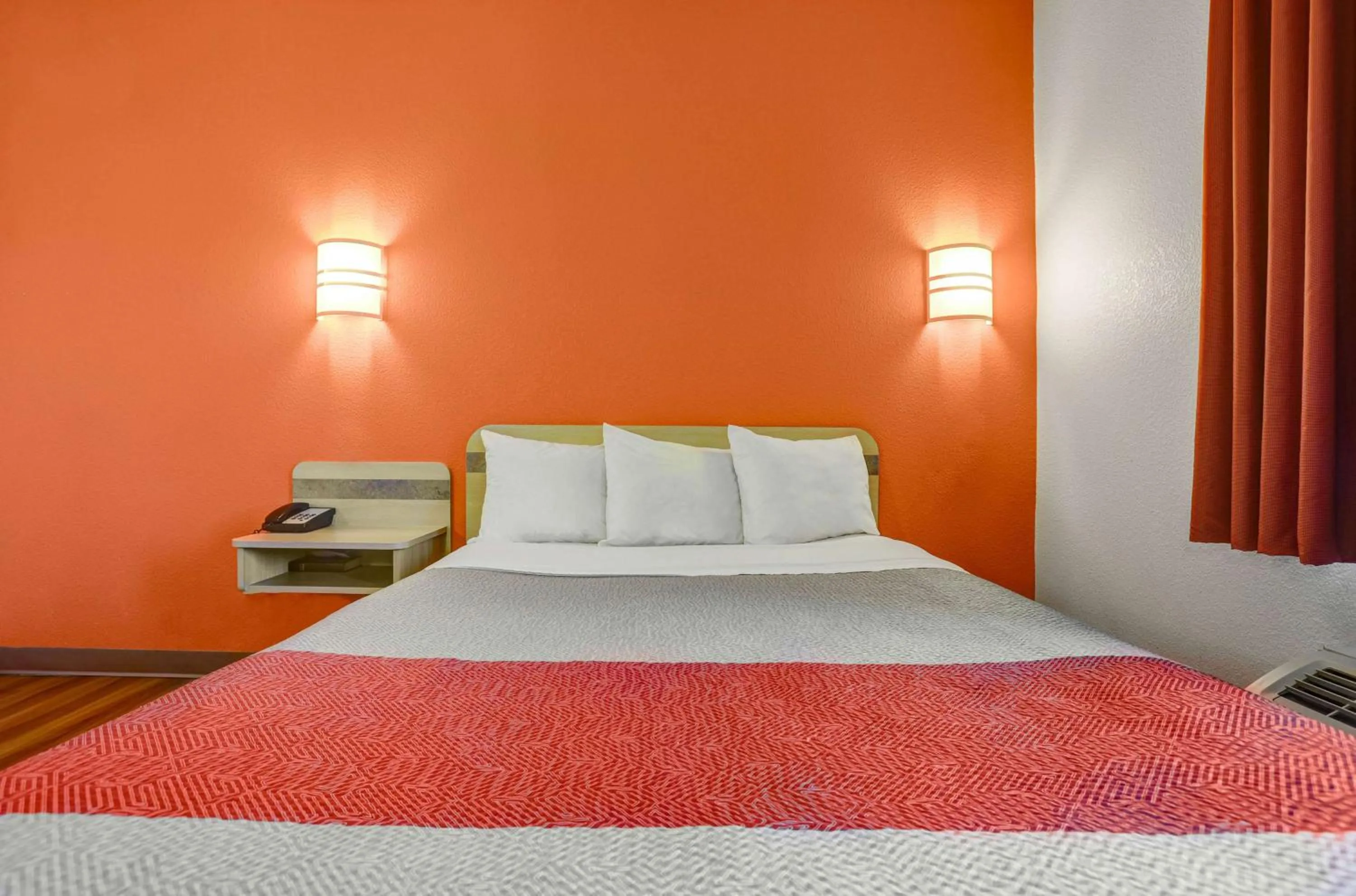 Queen Room - single occupancy - Smoking in Motel 6-Lemoore, CA