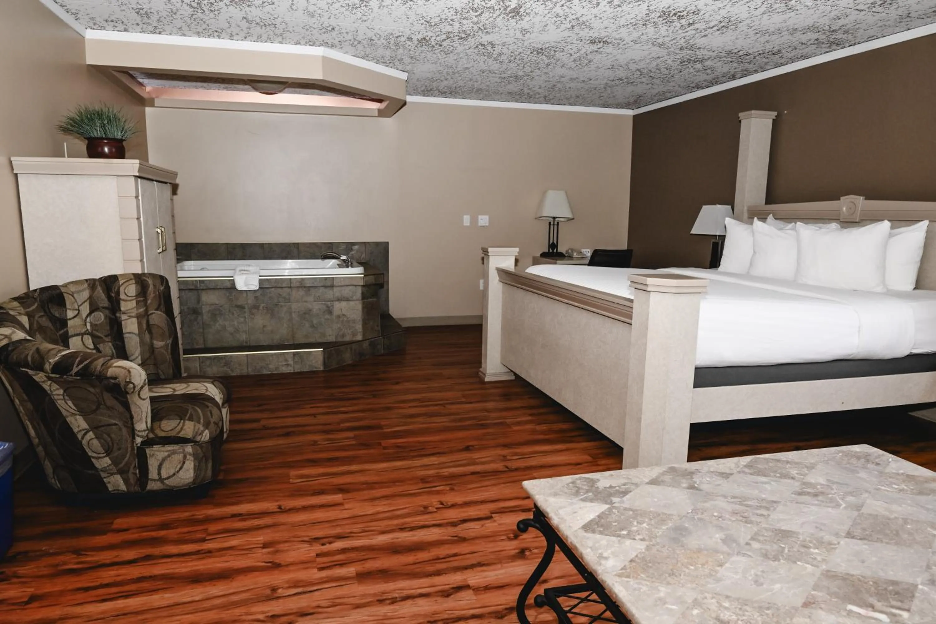 King Suite with Whirlpool - Non-smoking in Quality Hotel & Conference Centre