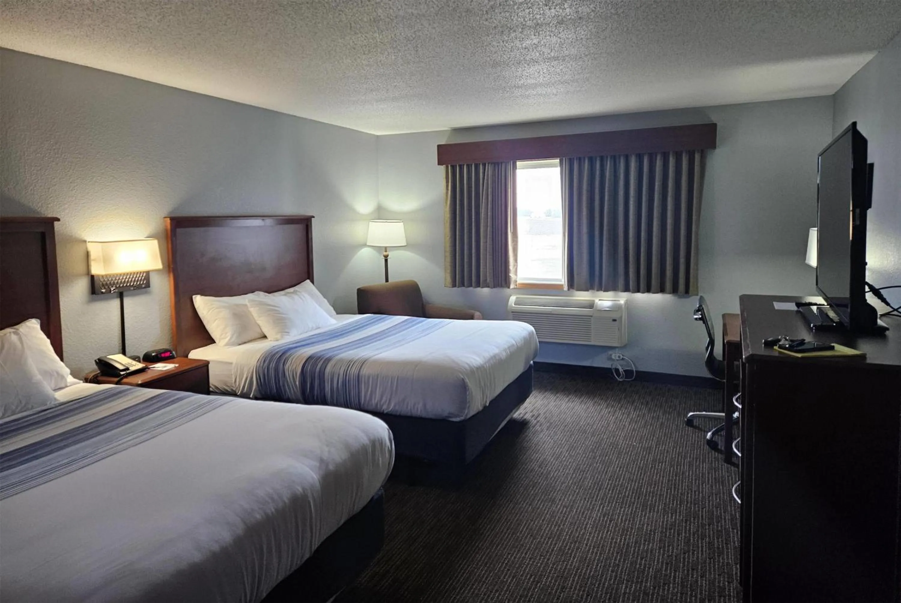 Deluxe Queen Room - Mobility Access in AmericInn by Wyndham Marshall