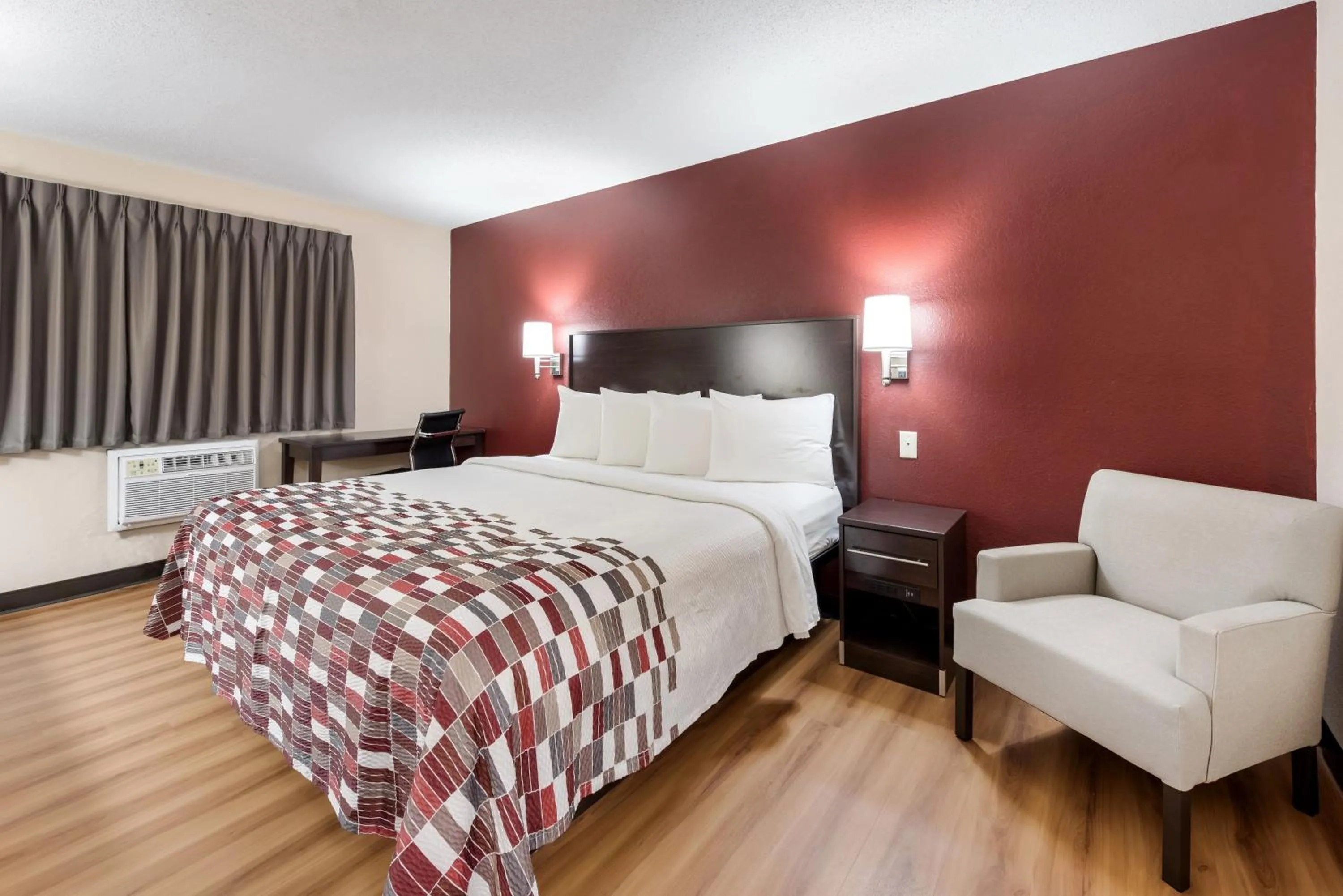 Superior King Room Smoke Free in Red Roof Inn Findlay