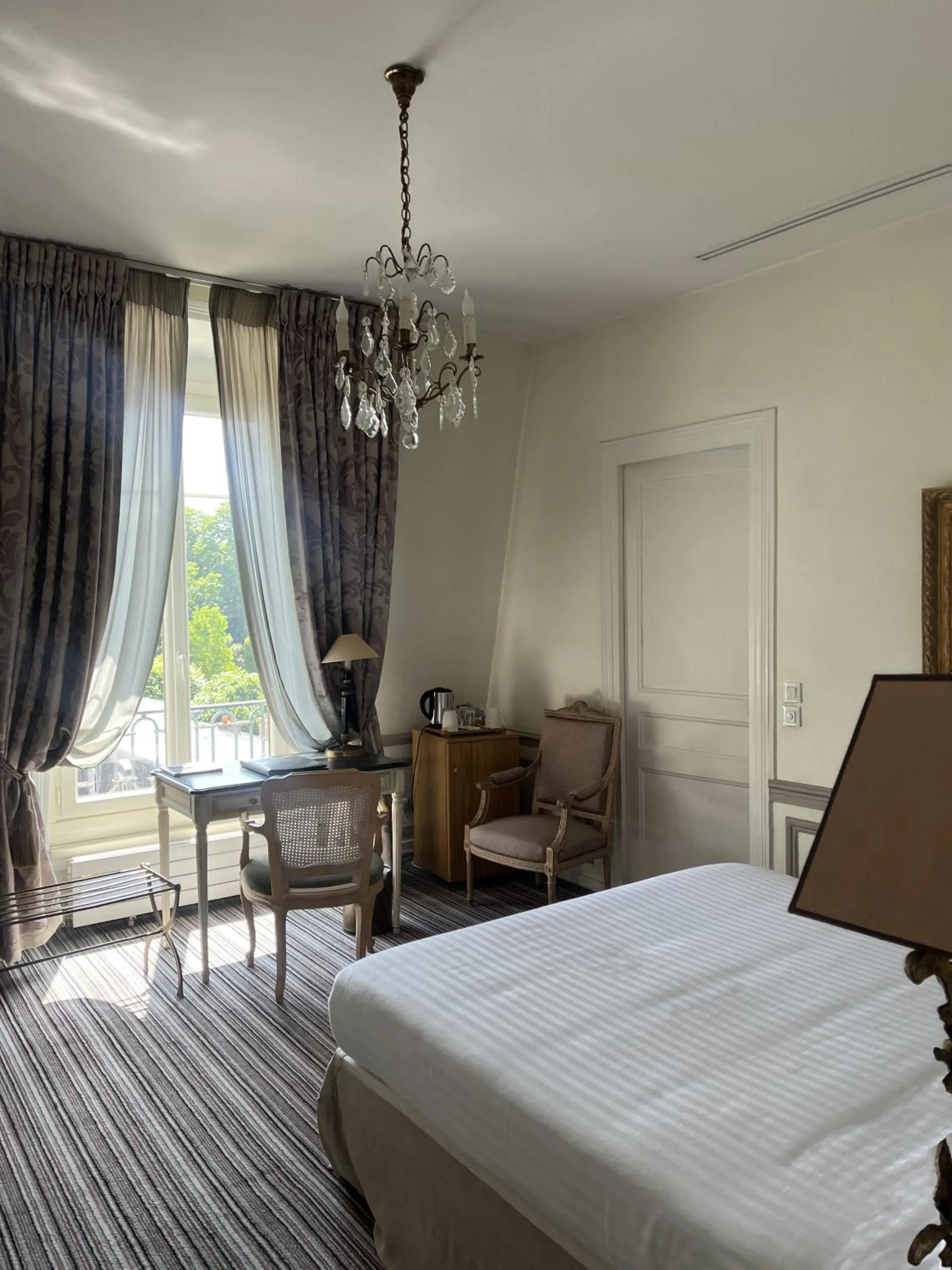 Chambre Double Privilège vue Maison Dreyfus in Pavillon Henri IV Hotel Restaurant Gastronomique Terrasse