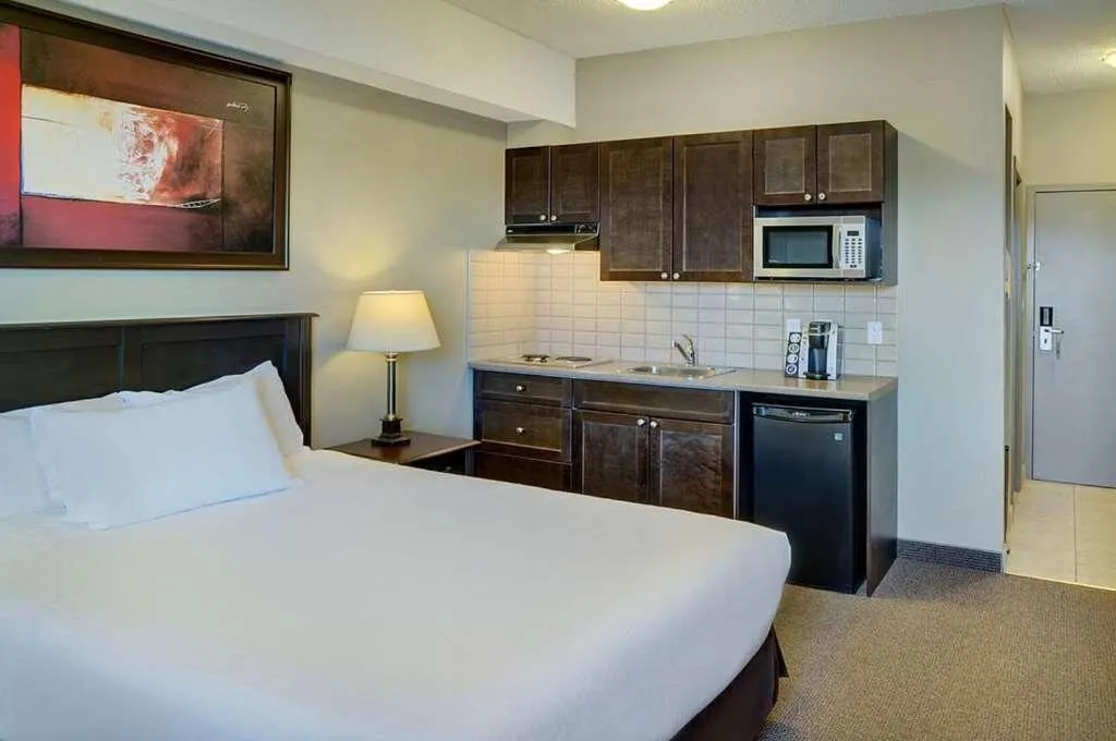 Premium Queen Room with Kichenette - Outside Entrance/Non-Smoking in Radisson Hotel Fort St John