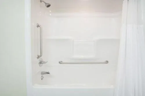 Queen Room with Tub w/Grab Bars - Mobility/Hearing Accessible - Non-Smoking - First Floor in Ramada by Wyndham Estevan