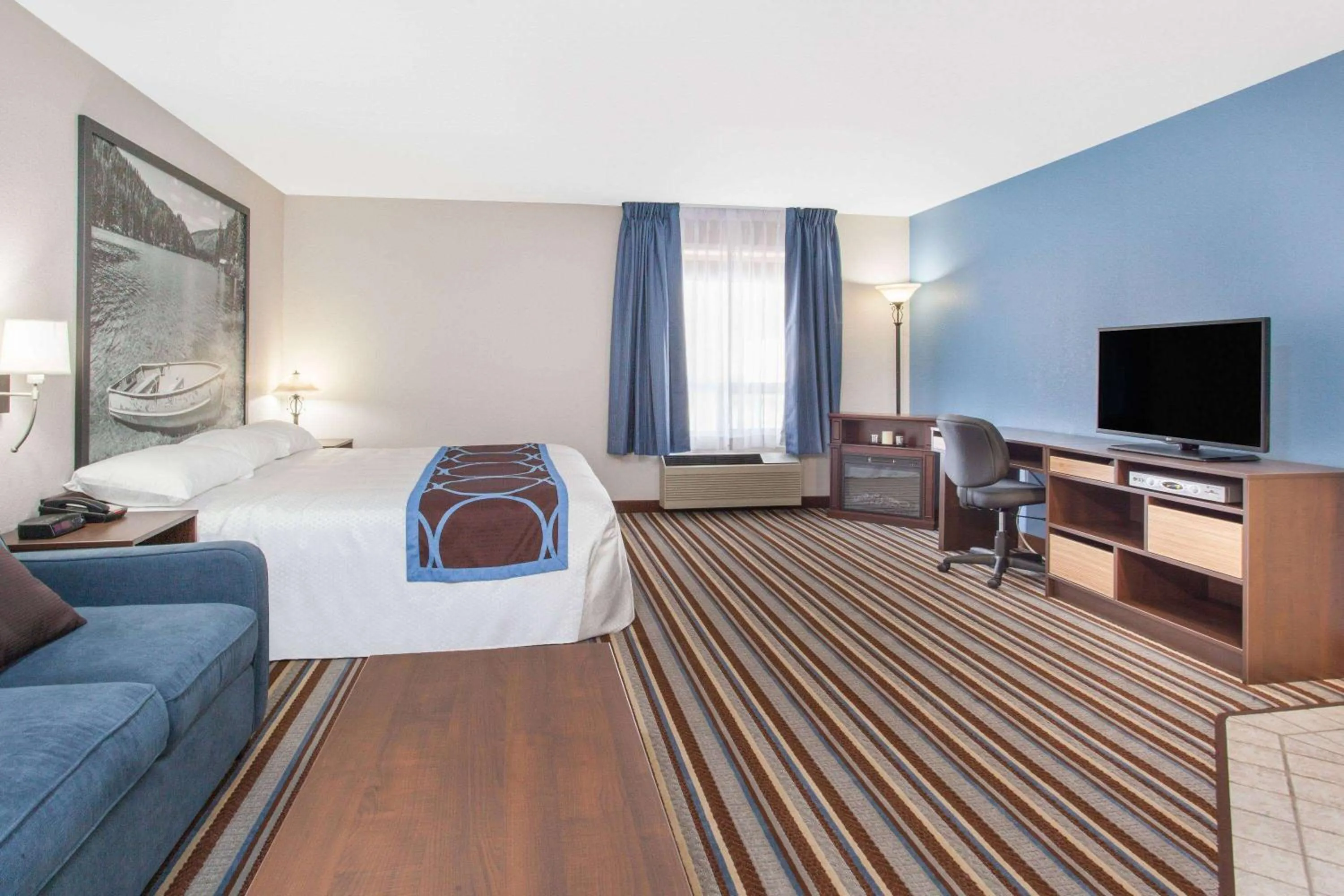 Deluxe King Studio Suite - Non-Smoking in Super 8 by Wyndham Fort Frances