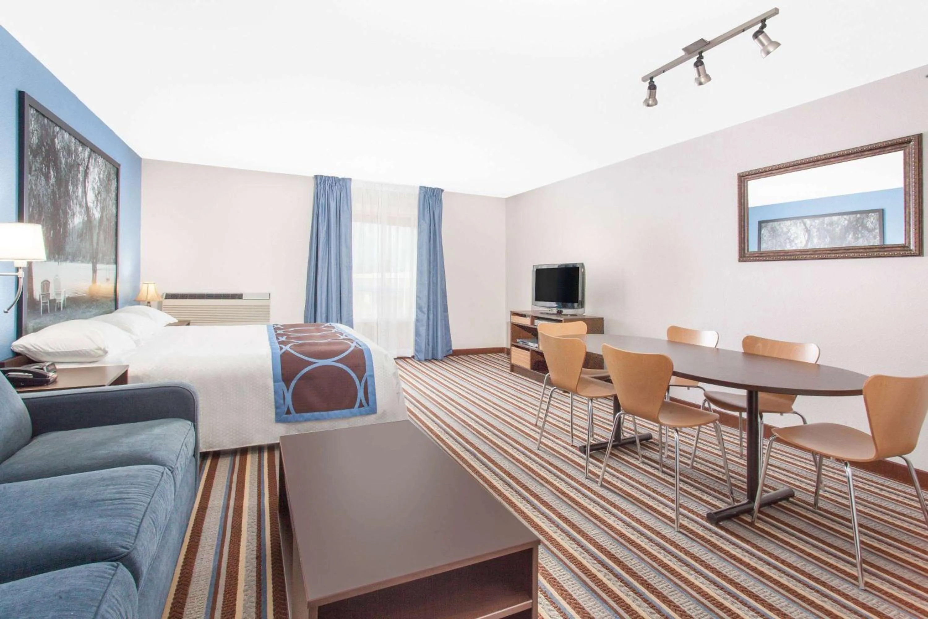 Business King Room - Non-Smoking in Super 8 by Wyndham Fort Frances