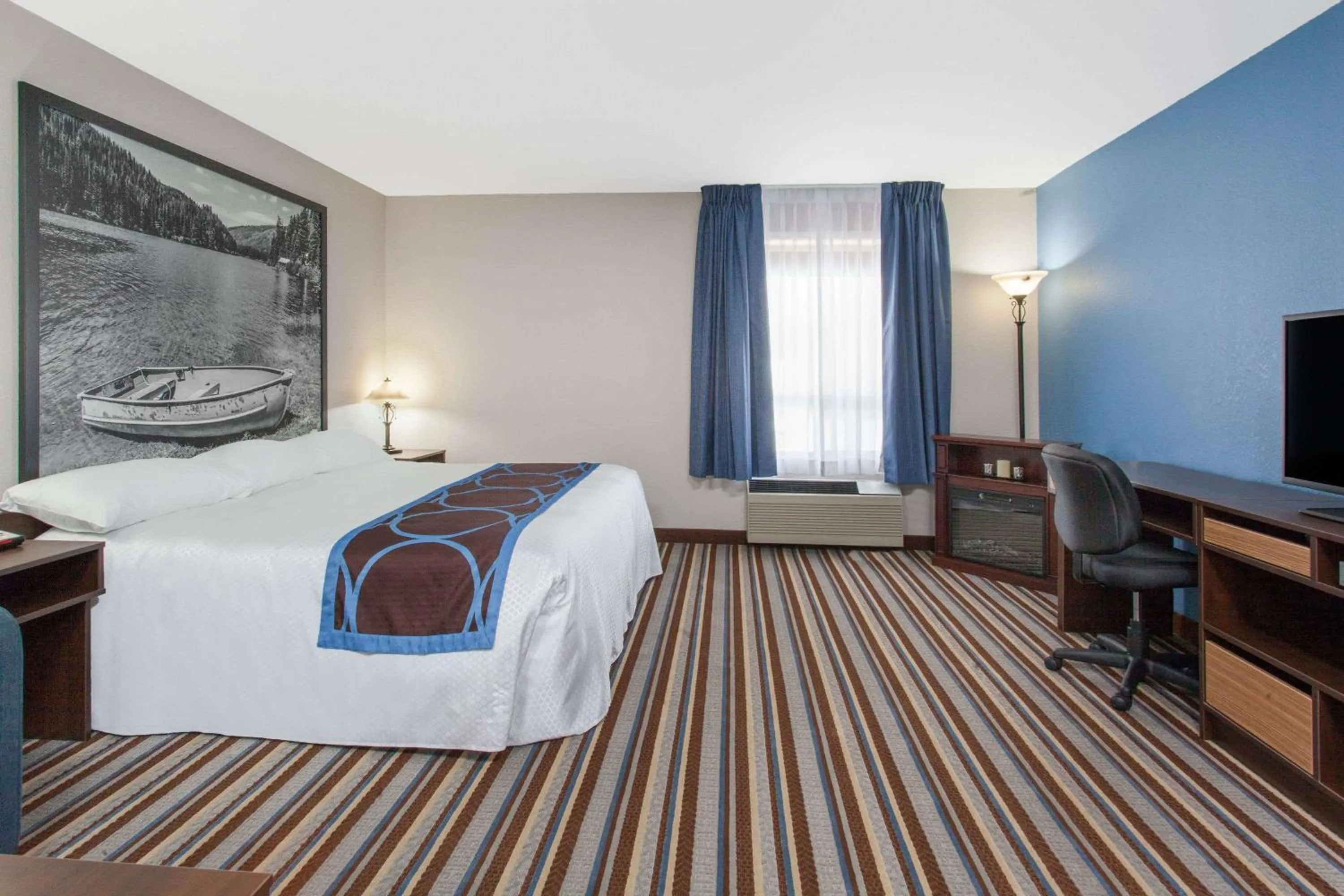 King Room - Mobility Access/Non-Smoking in Super 8 by Wyndham Fort Frances