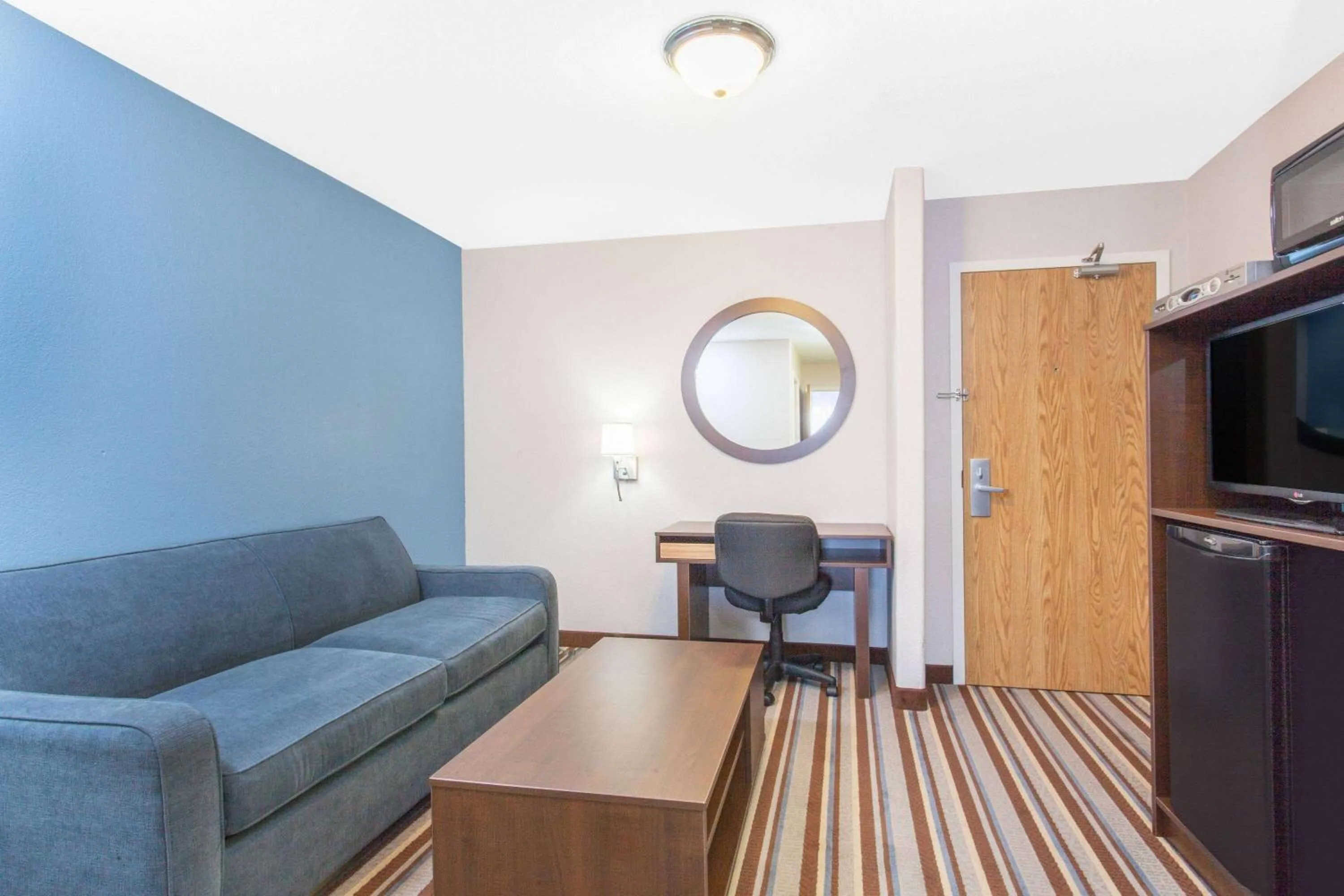 King Studio Suite - Non-Smoking in Super 8 by Wyndham Fort Frances