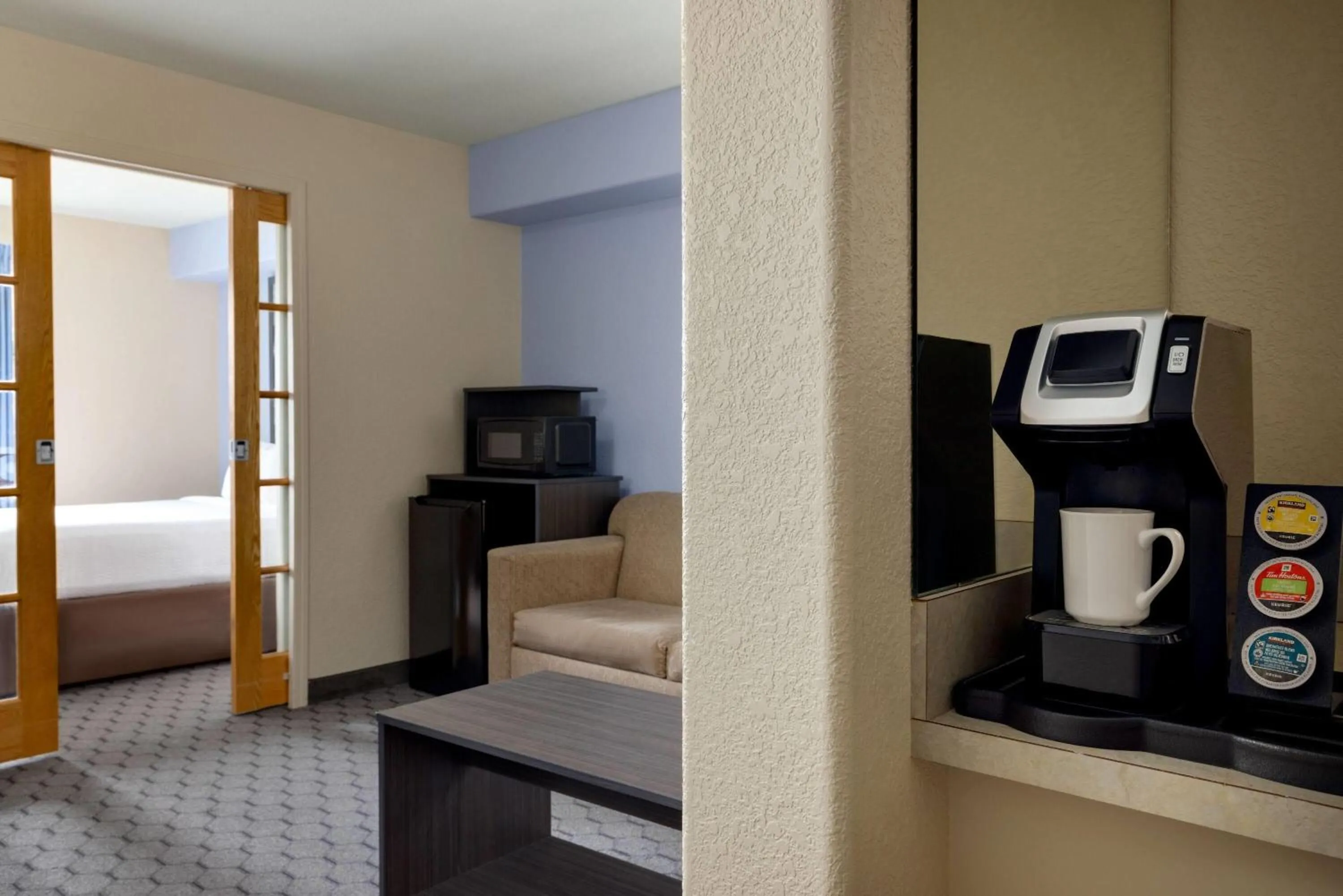 Executive Queen Room - Non-Smoking in Super 8 by Wyndham Swan River MB