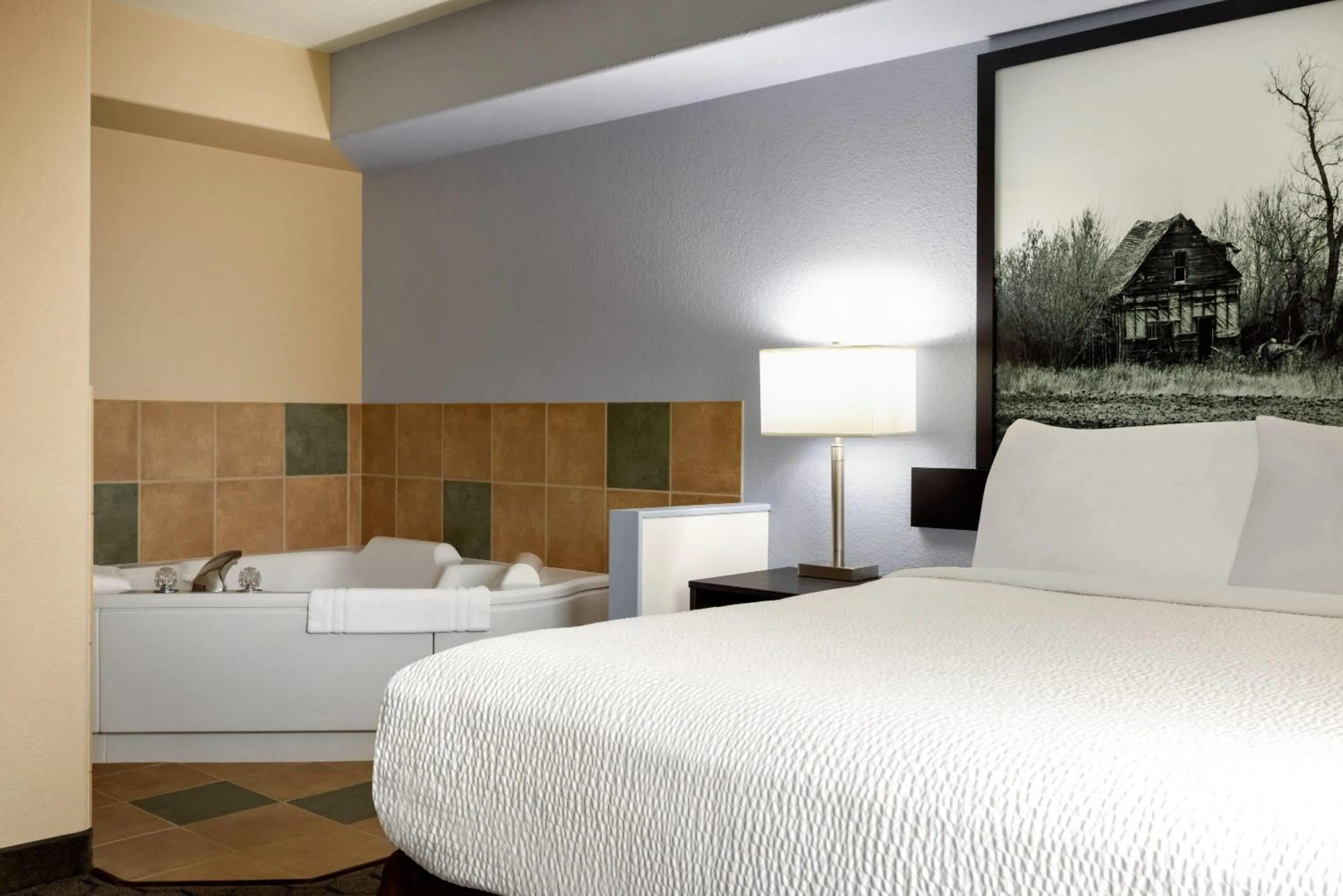 Queen Suite with Spa Bath - Non-Smoking in Super 8 by Wyndham Swan River MB