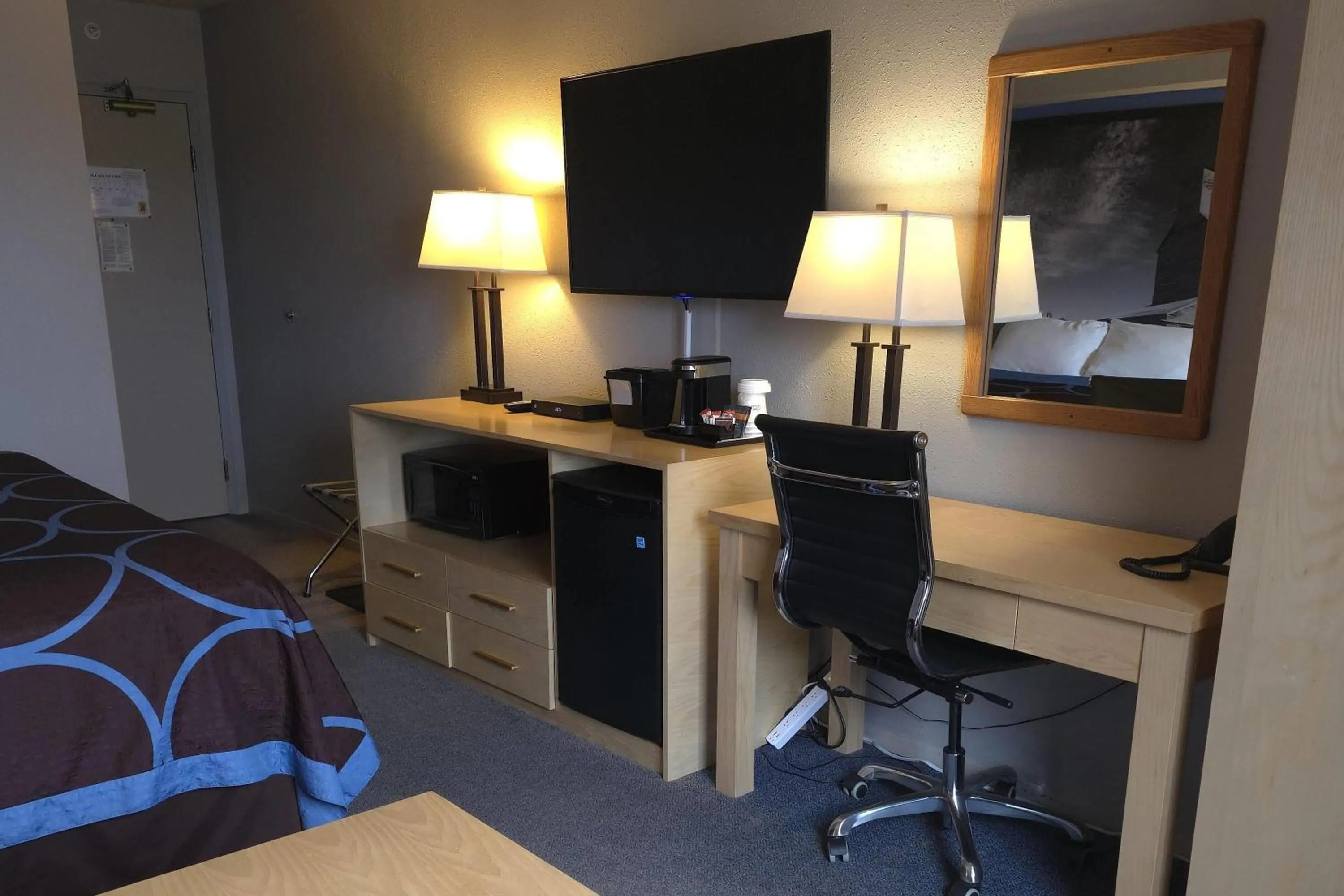 Business King Room - Non-Smoking in Super 8 by Wyndham Swift Current