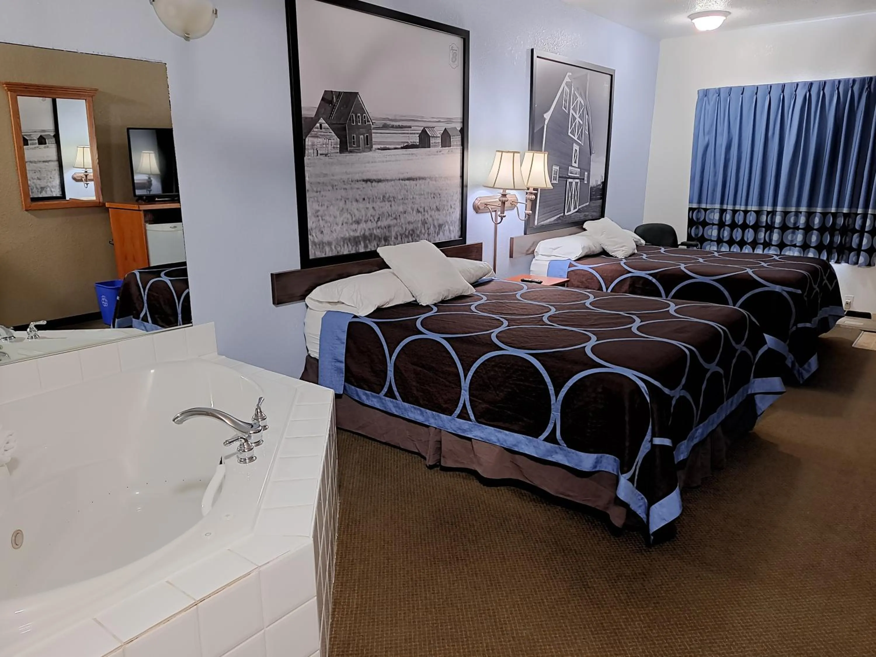 Queen Suite - Non-Smoking in Super 8 by Wyndham Three Hills AB