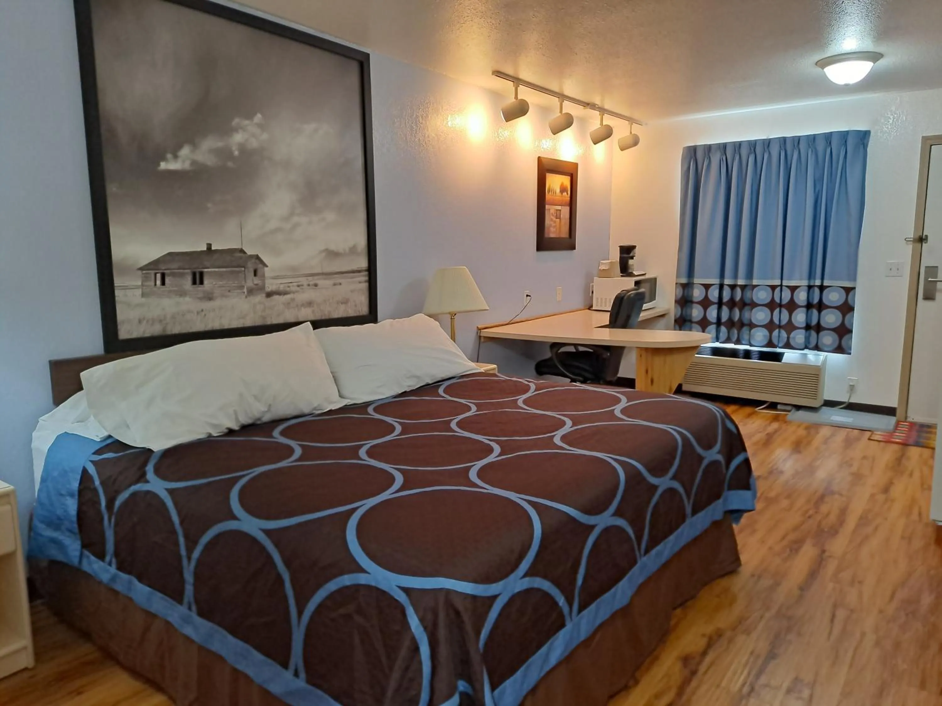 Business King Room - Non-Smoking in Super 8 by Wyndham Three Hills AB