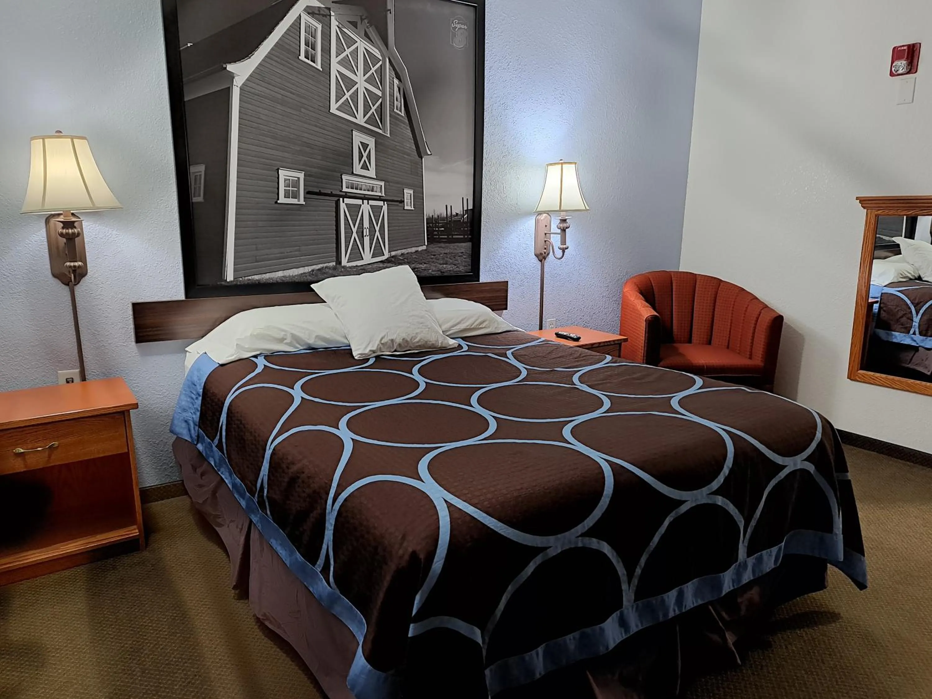 Queen Room - Disability Access/Non-Smoking in Super 8 by Wyndham Three Hills AB