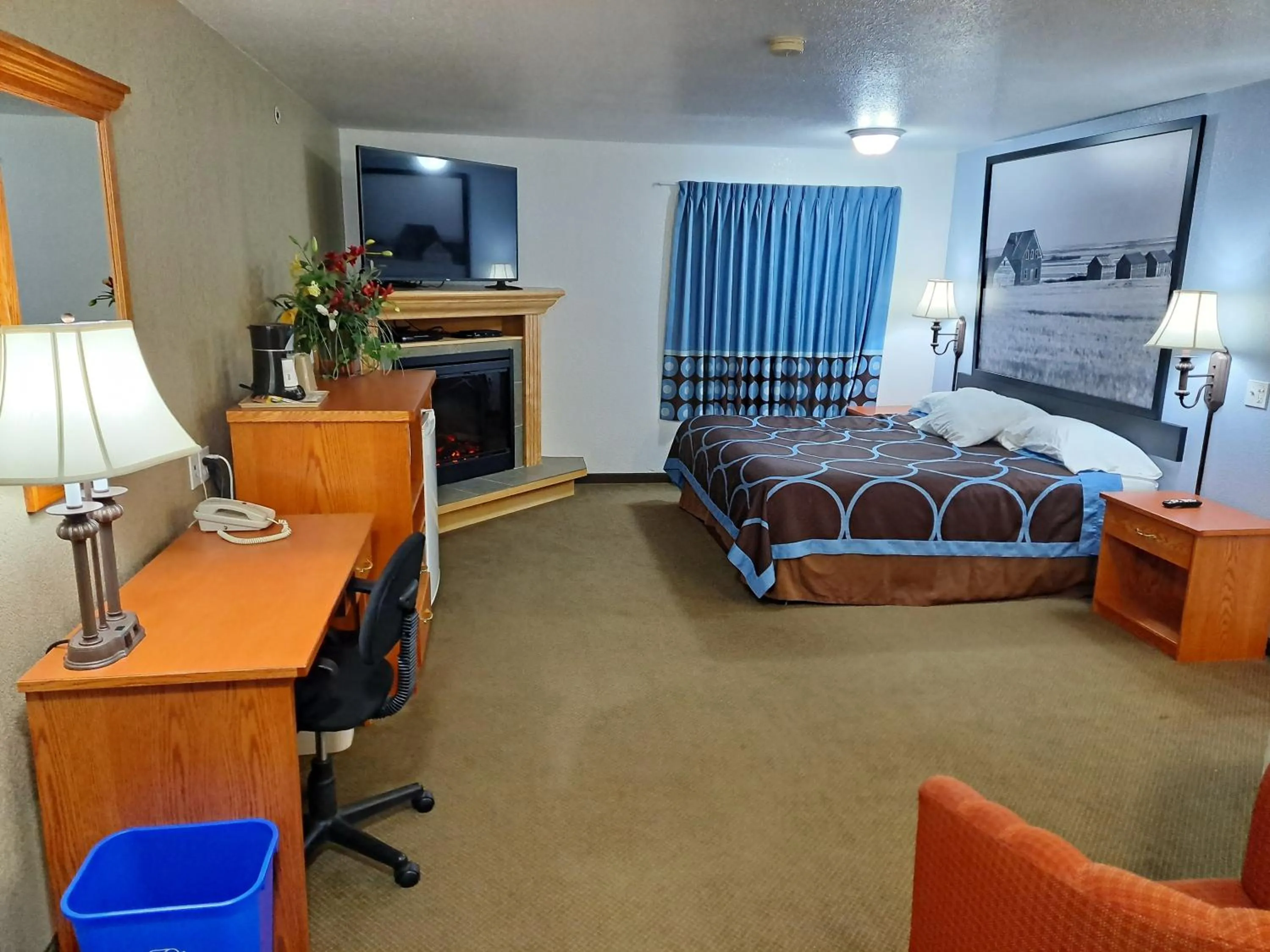 Deluxe King Suite in Super 8 by Wyndham Three Hills AB