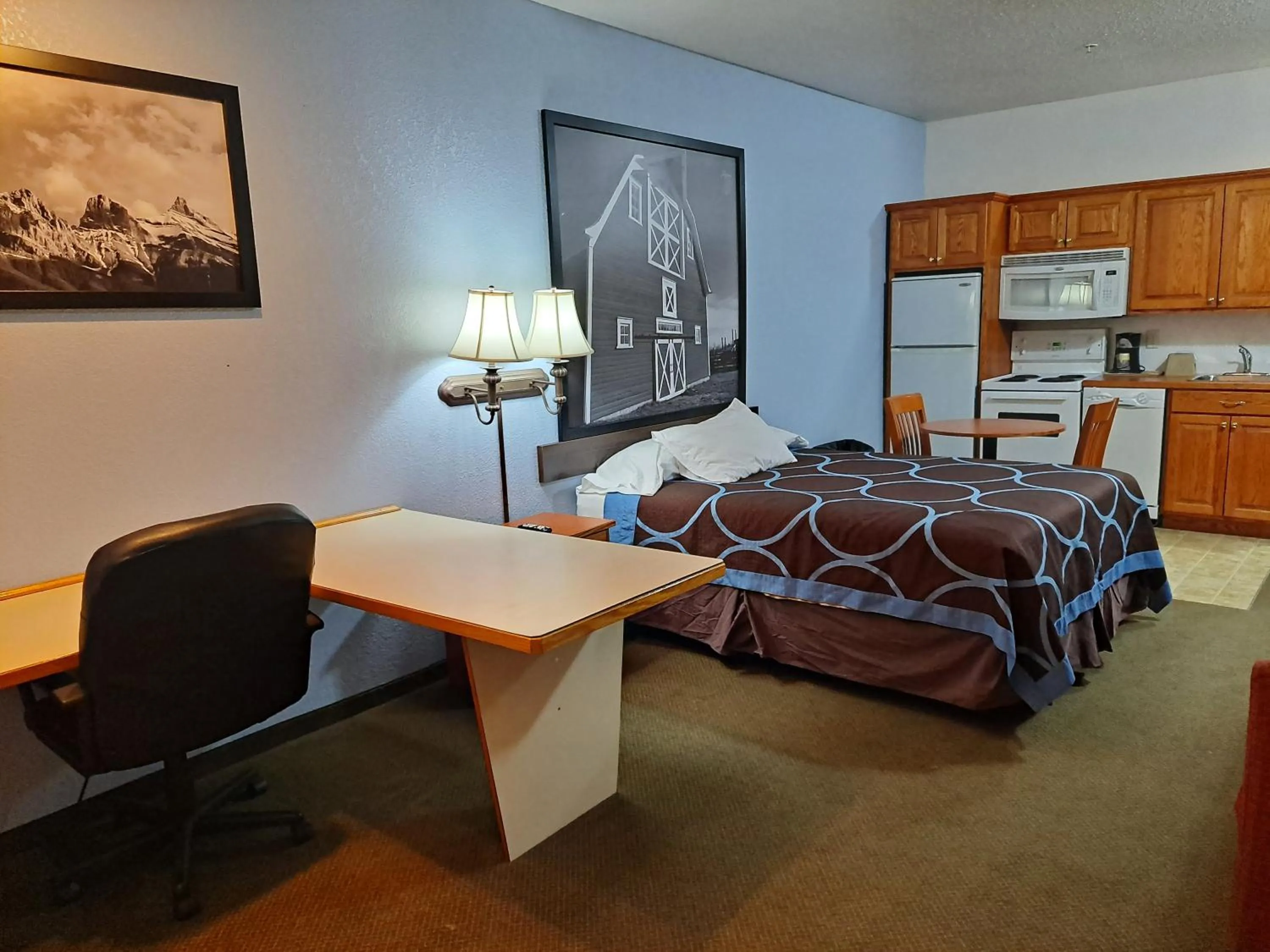 Business Suite with One Double Bed - First Floor - Non-Smoking in Super 8 by Wyndham Three Hills AB