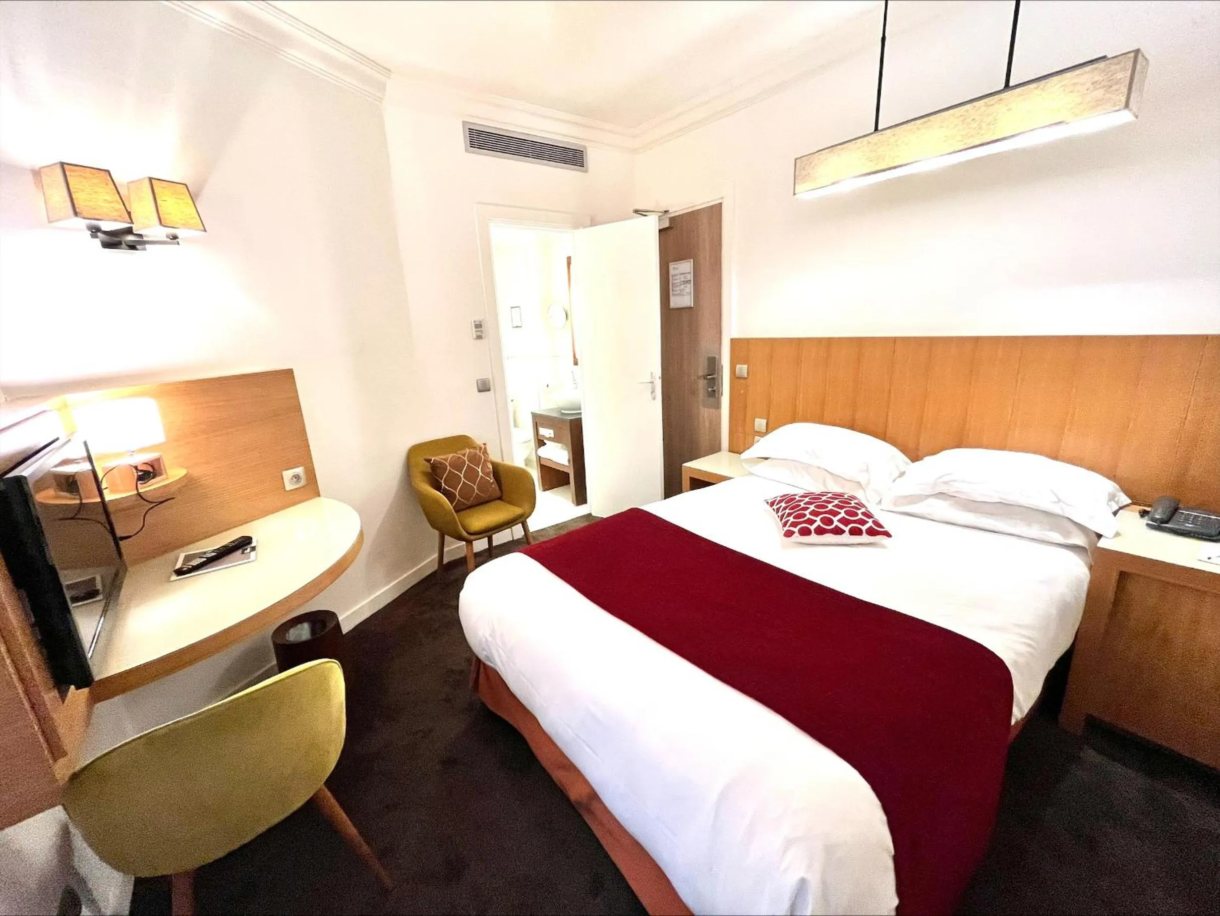 Standard Single Room in Westside Arc de Triomphe Hotel