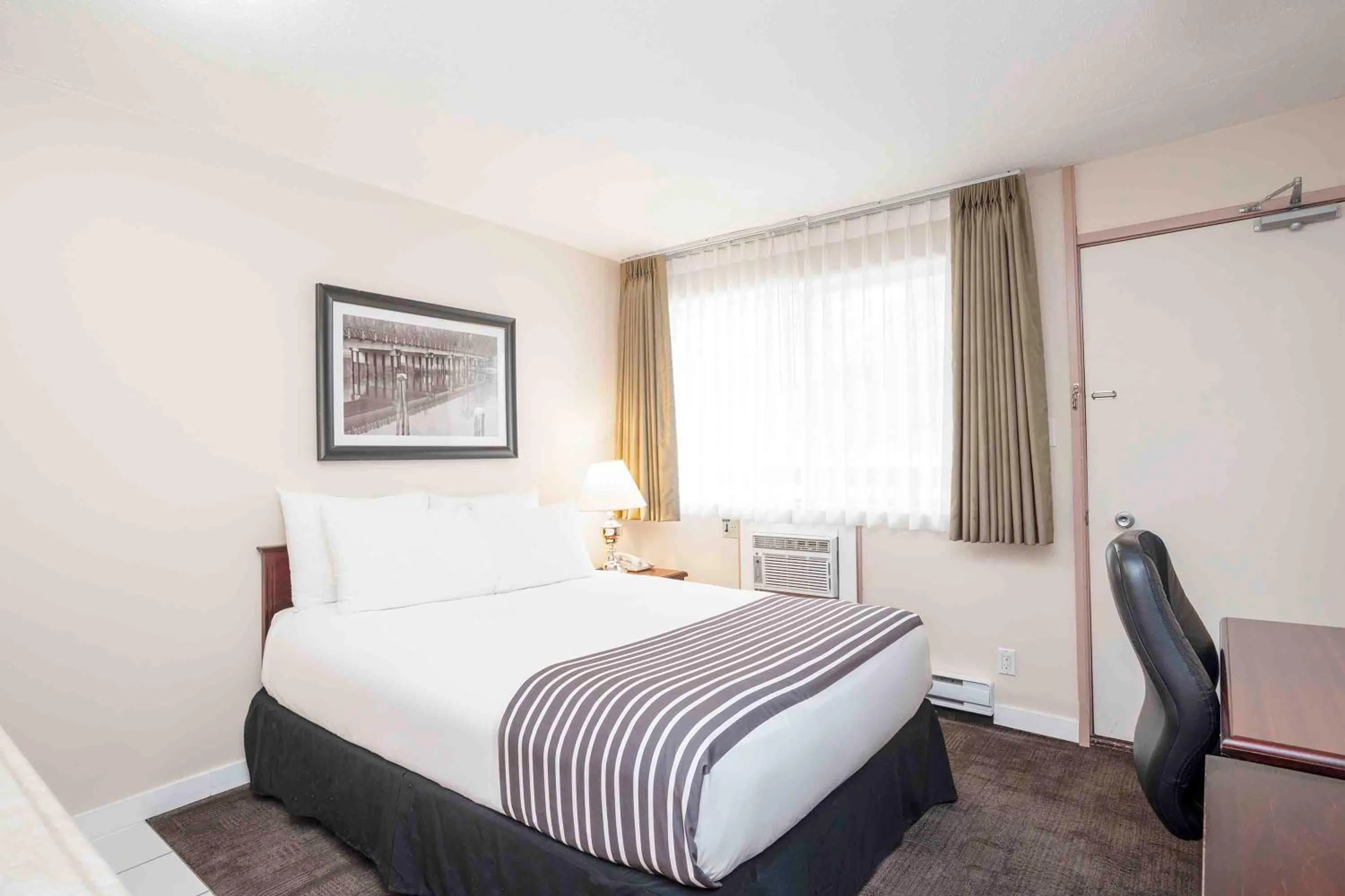 Standard Room, 1 Queen Bed, Kitchenette in Sandman Inn Princeton