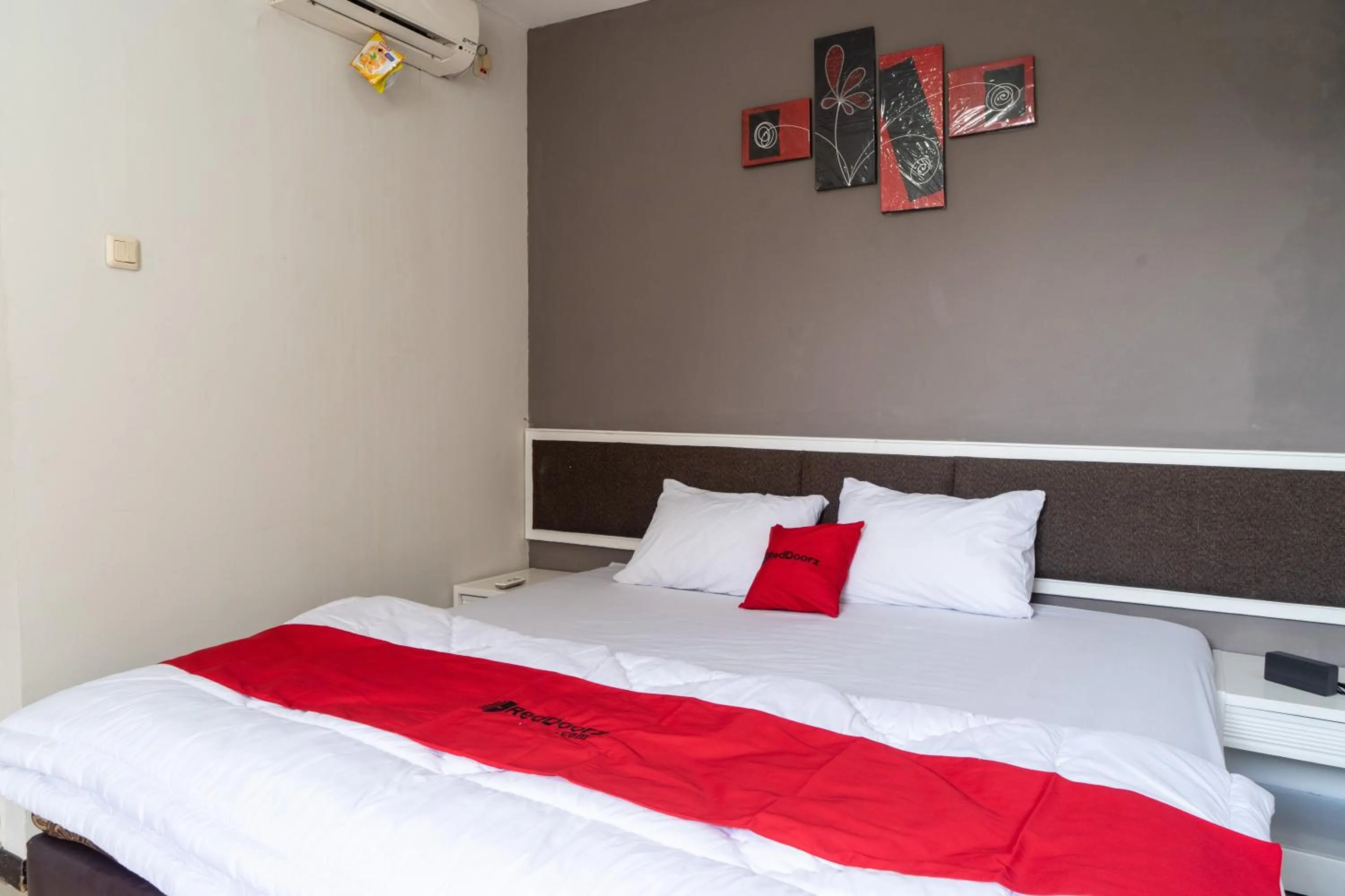 Deluxe Room in RedDoorz Plus @ Sawah Besar