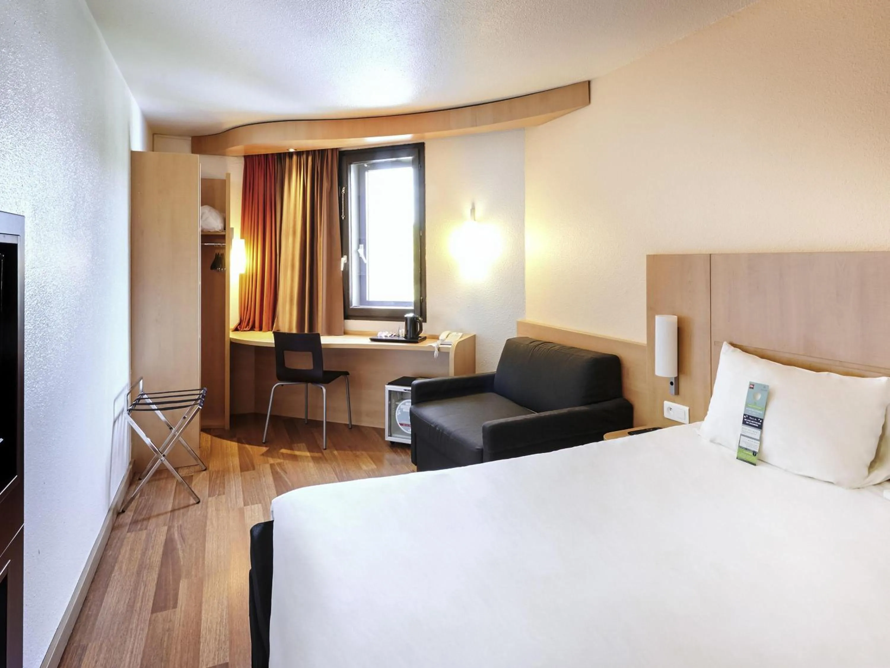 Superior Double Room with Sofa in ibis Lyon Gerland Musée des Confluences