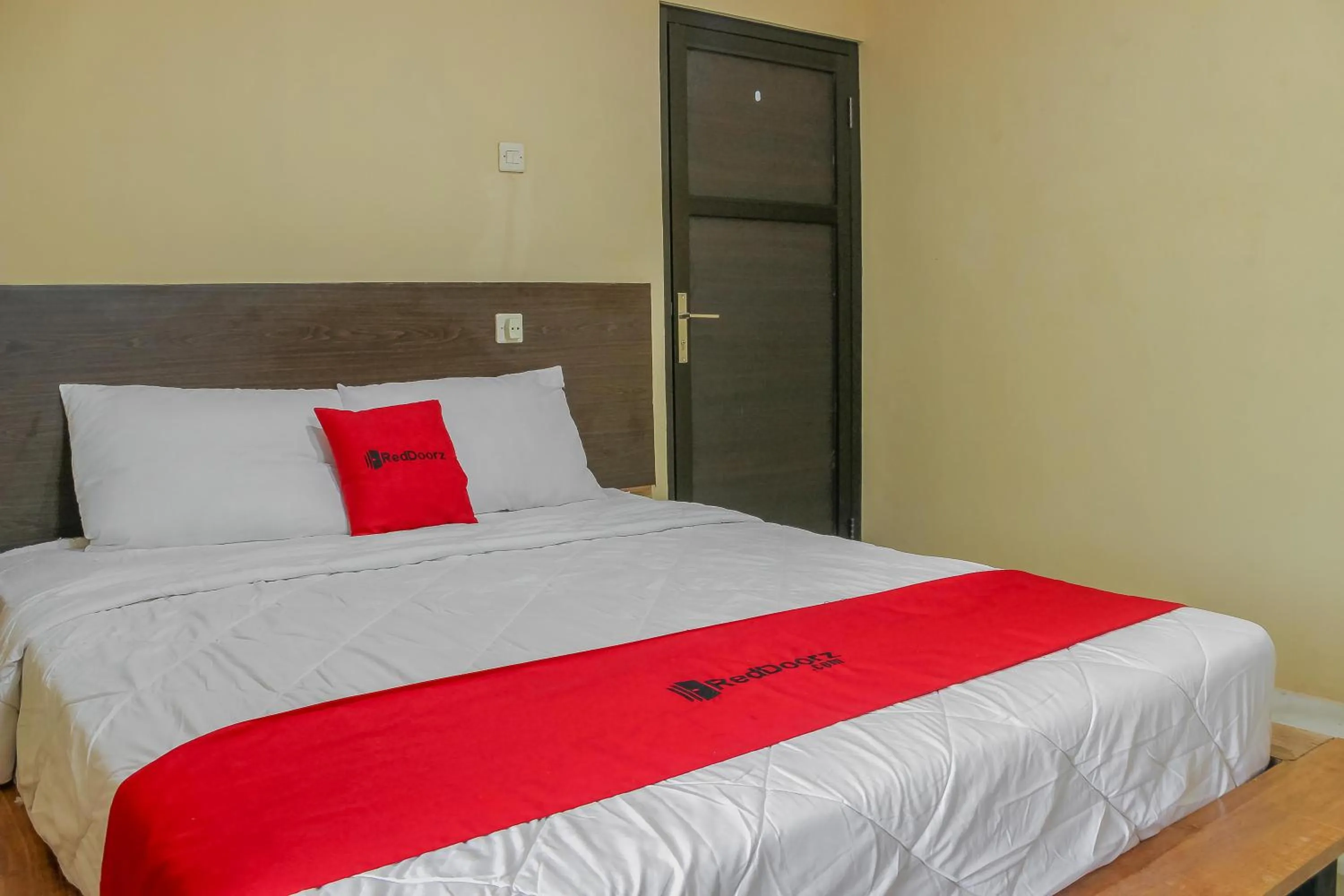 Double Room in RedDoorz Syariah near Pasar Modern Cikopo