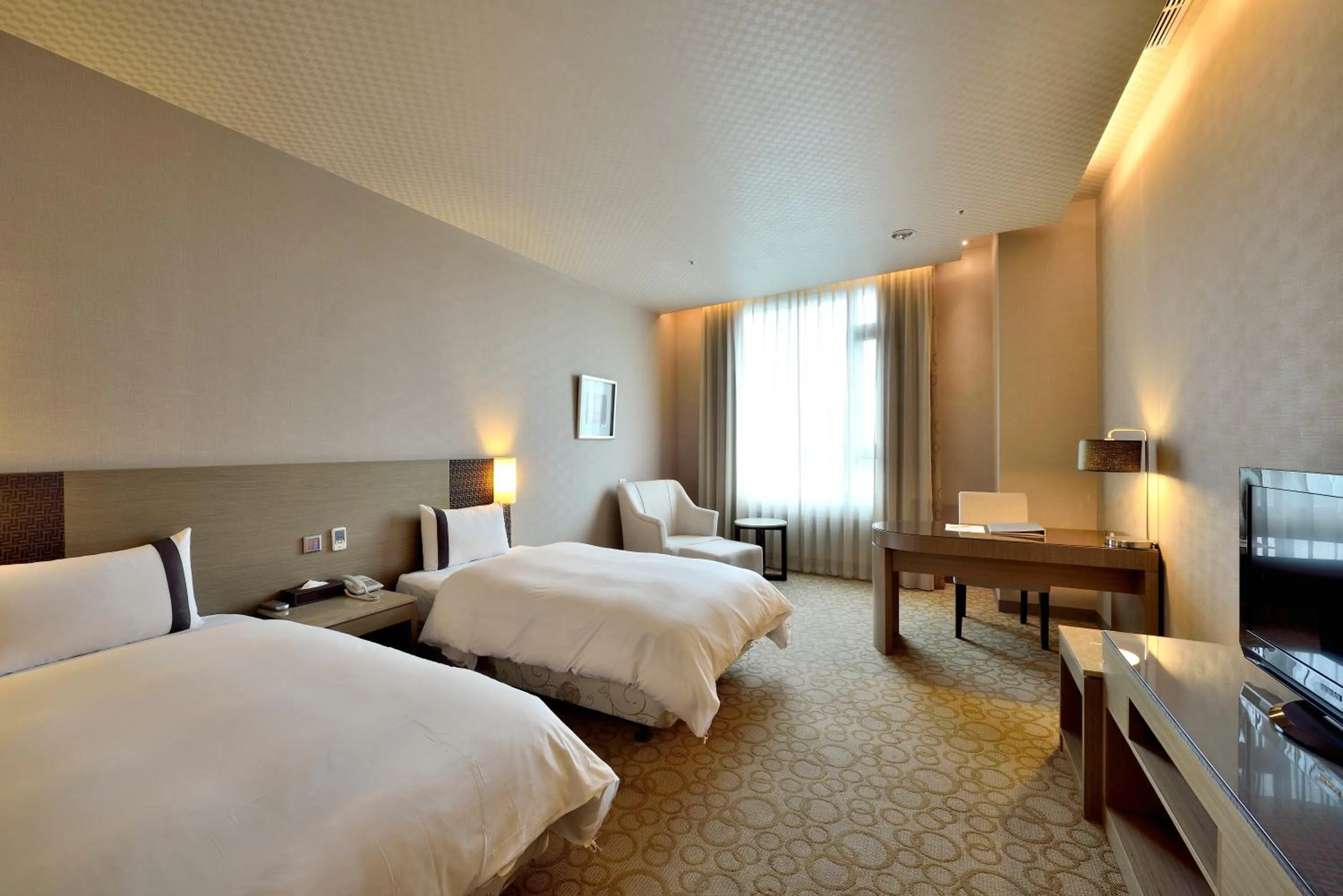 Standard Twin Room with Bathtub in Shinkansen Grand Hotel
