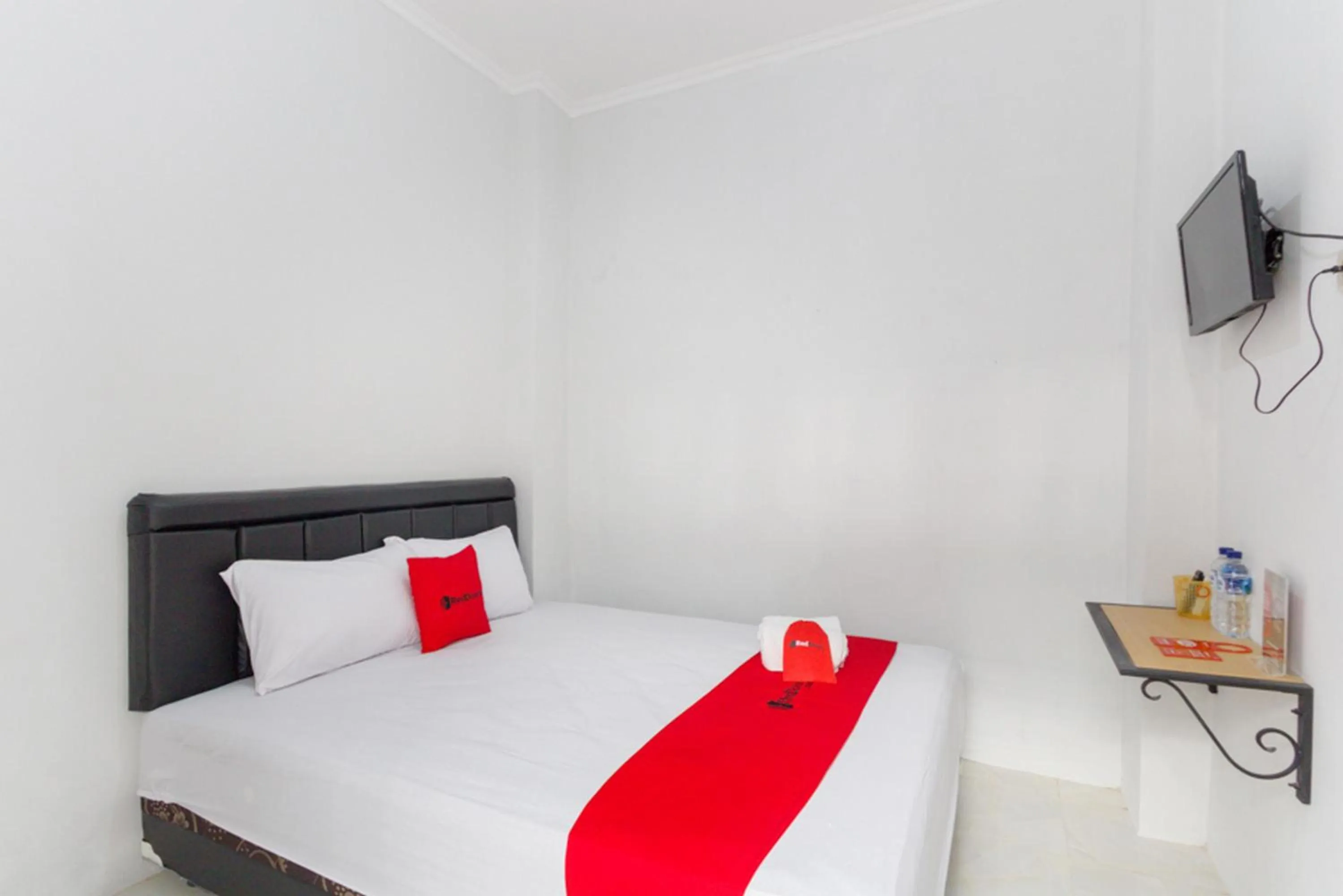 Double Room in RedDoorz near Pascasarjana UGM 2