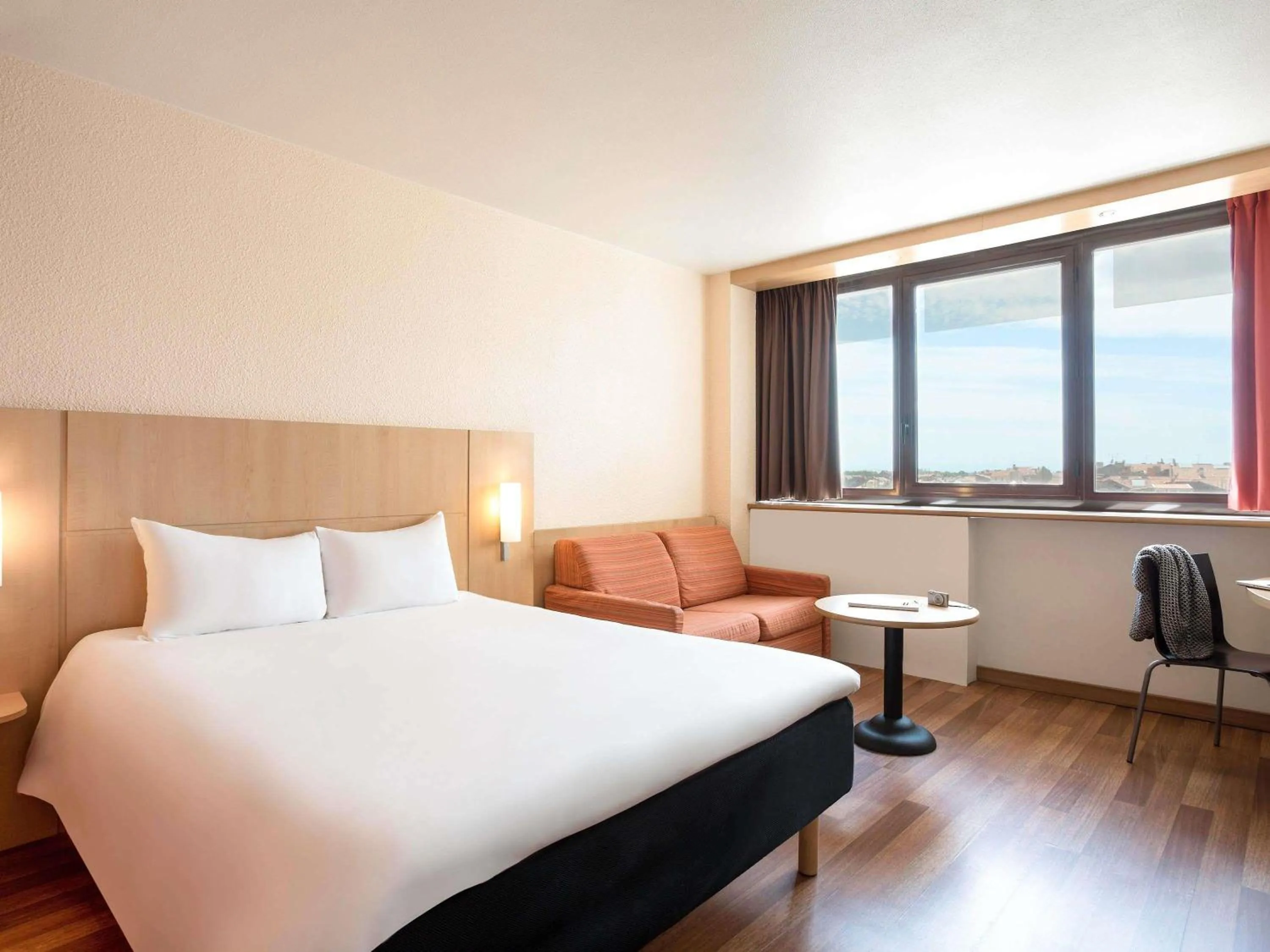 Standard Double Room with Sofa Bed in ibis Montpellier Centre Comedie