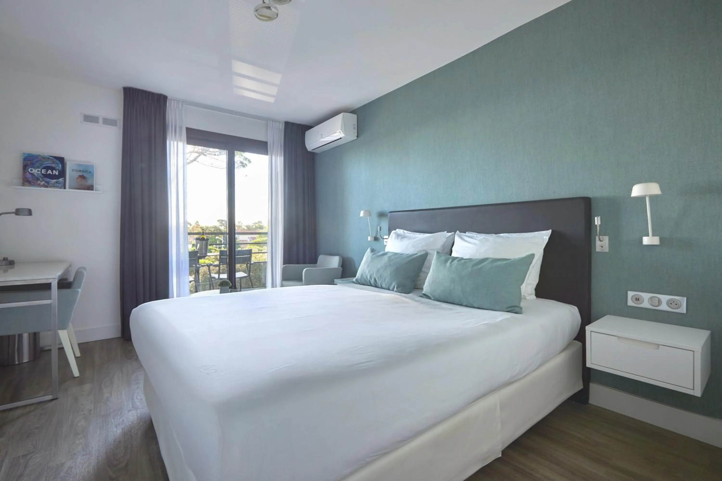 Comfort sea view in Van der Valk Hotel Saint-Aygulf