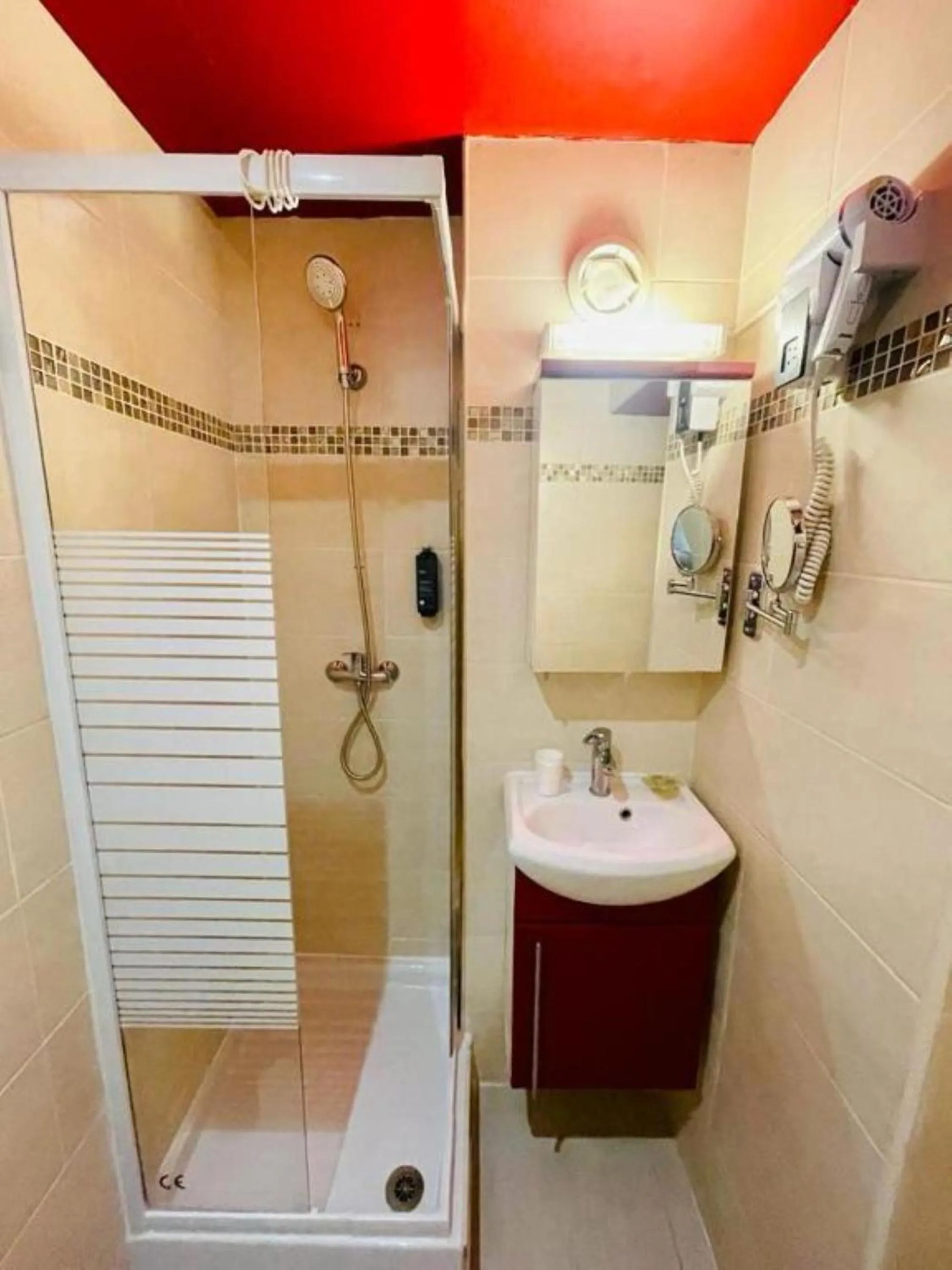 Single Room in Hipotel Paris Gambetta République