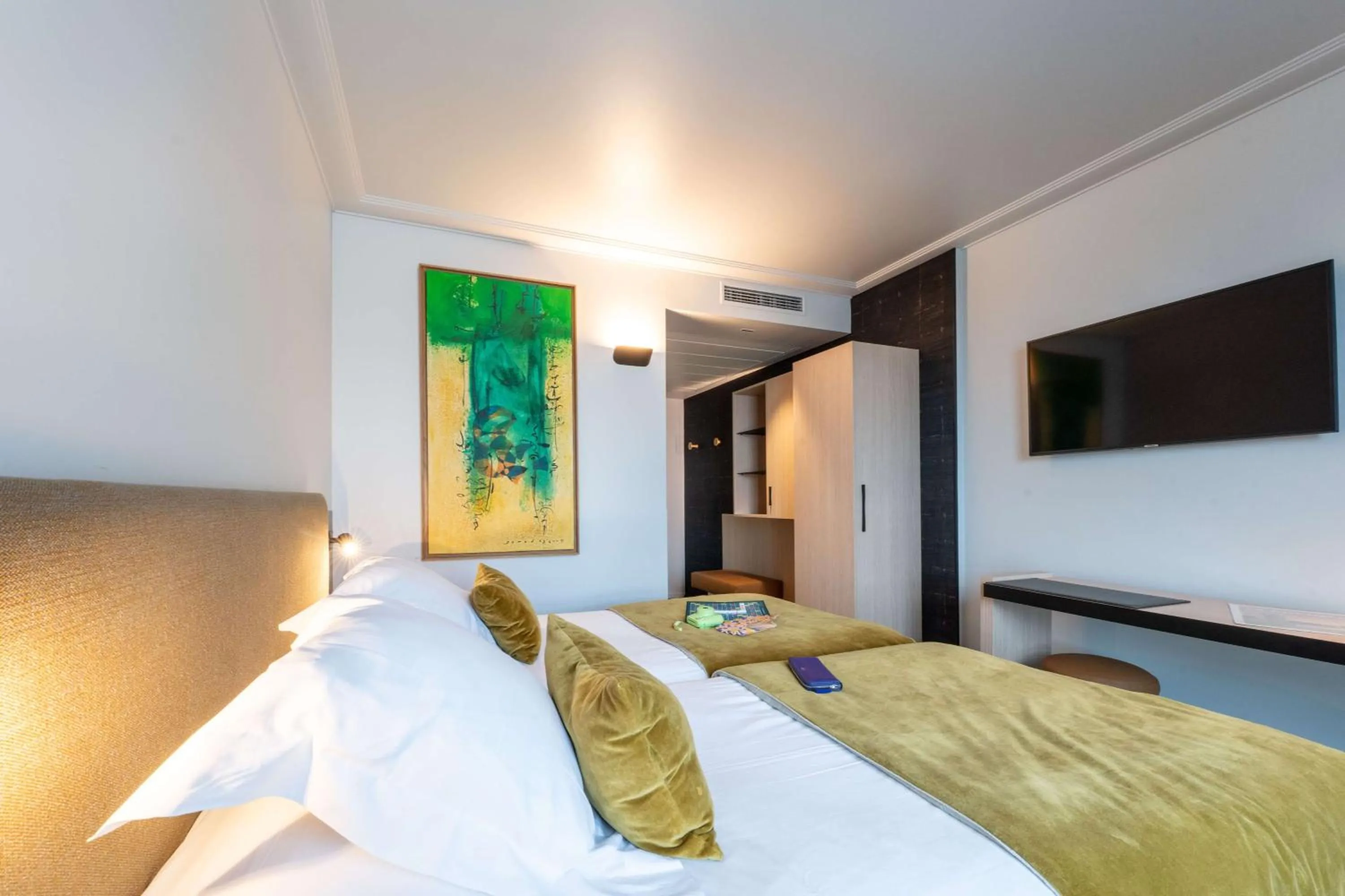 Cozy Twin Room in Best Western Premier Masqhotel