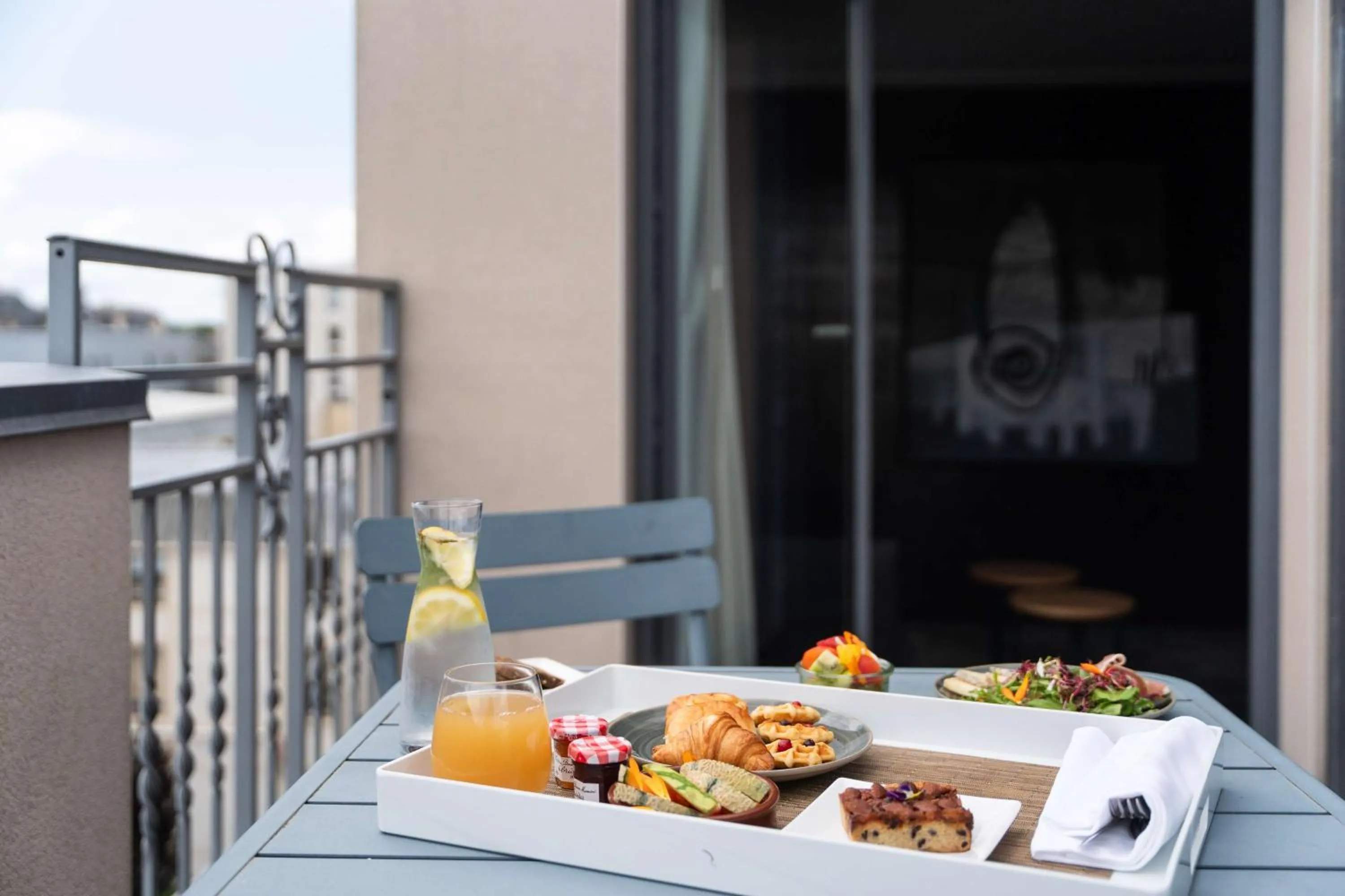 Terrace King Suite with Sofa Bed in Best Western Premier Masqhotel