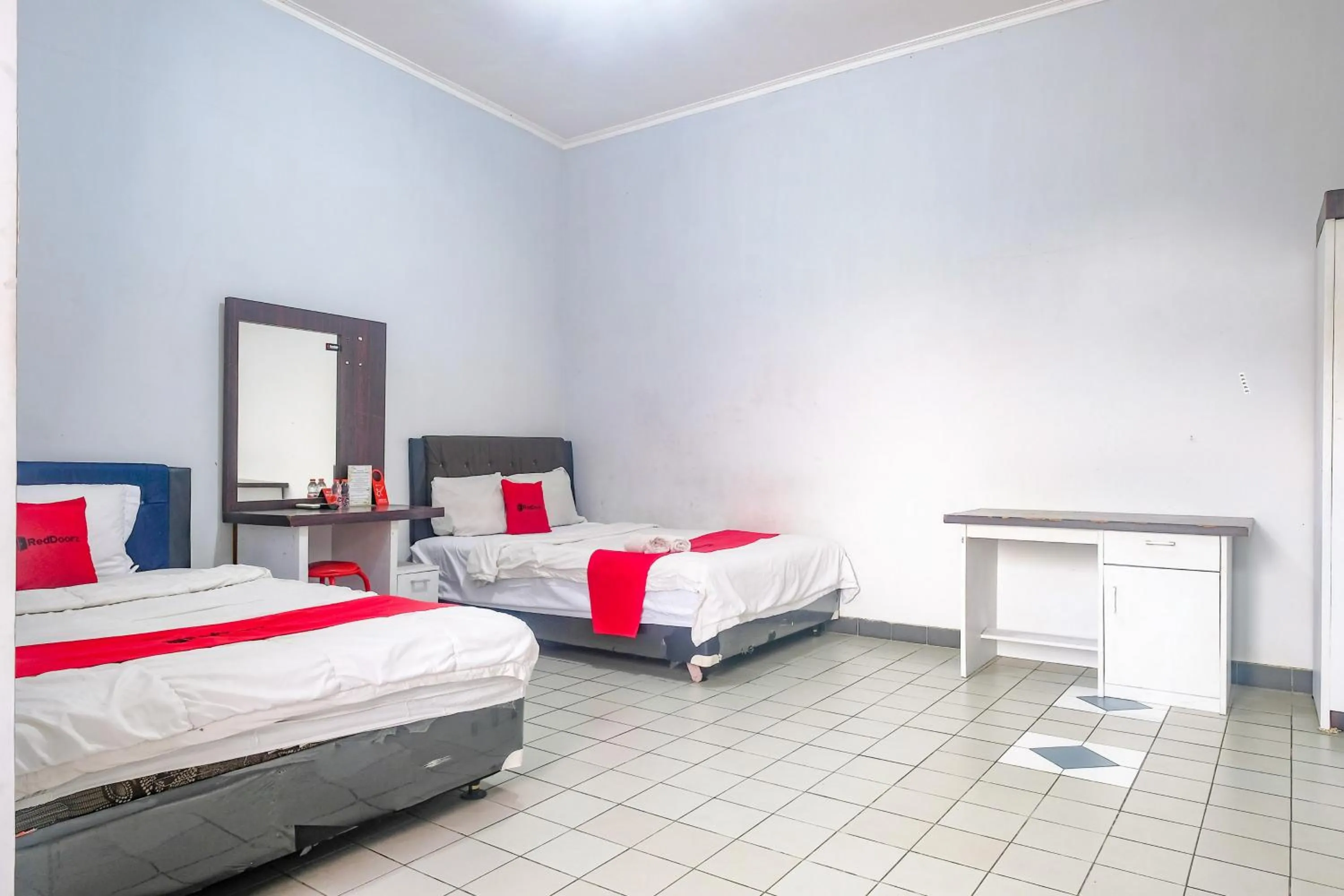 Triple Room in RedDoorz near Batik Tulis Celaket 2