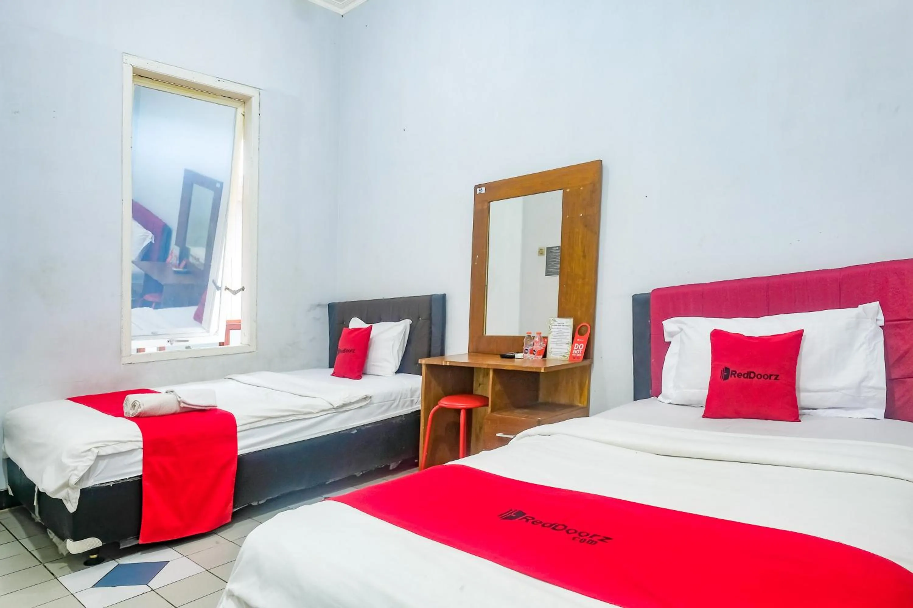 Twin Room in RedDoorz near Batik Tulis Celaket 2