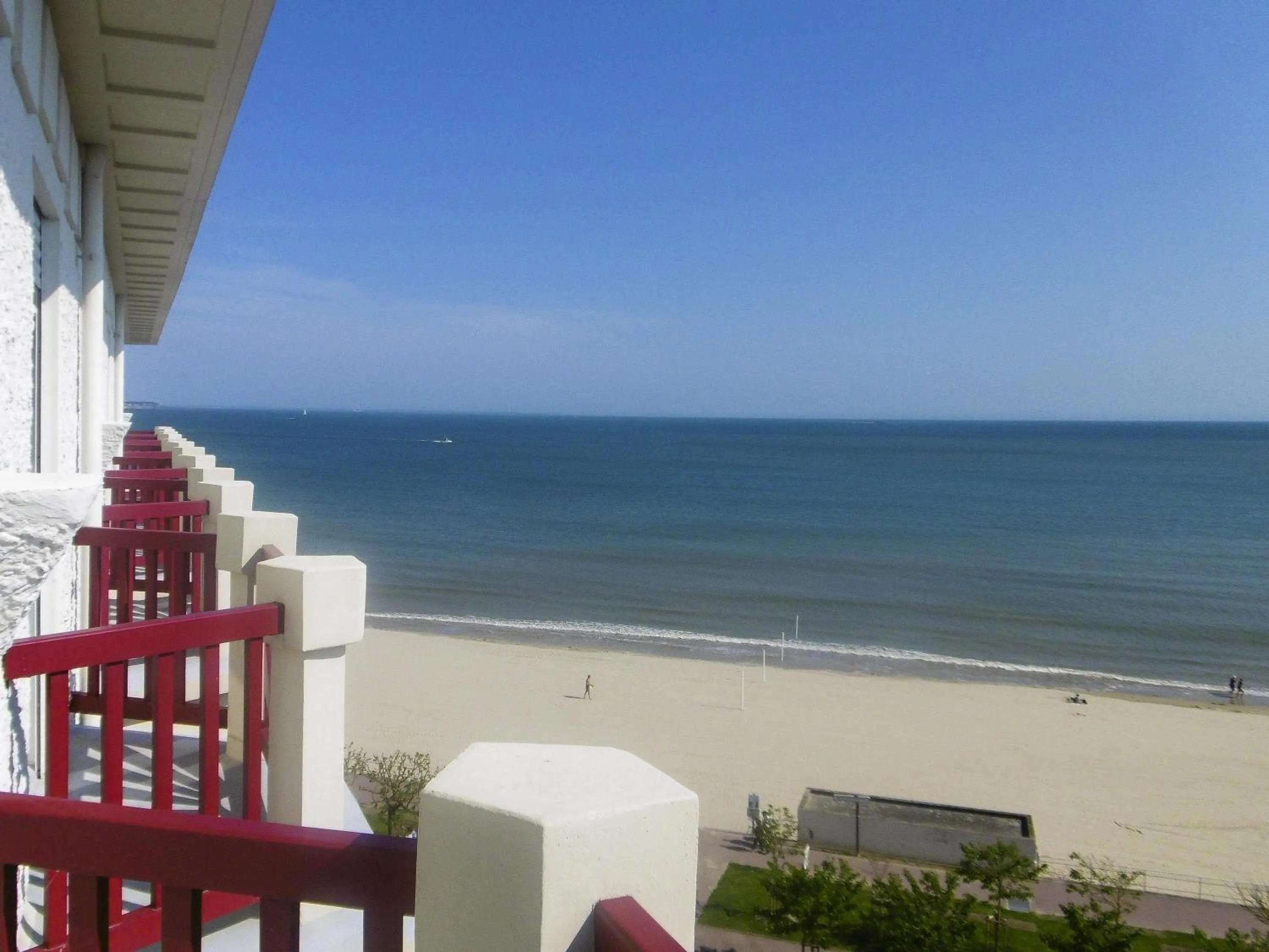 Classic Double/Twin Room with Side Sea View in Hotel Mercure La Baule Majestic