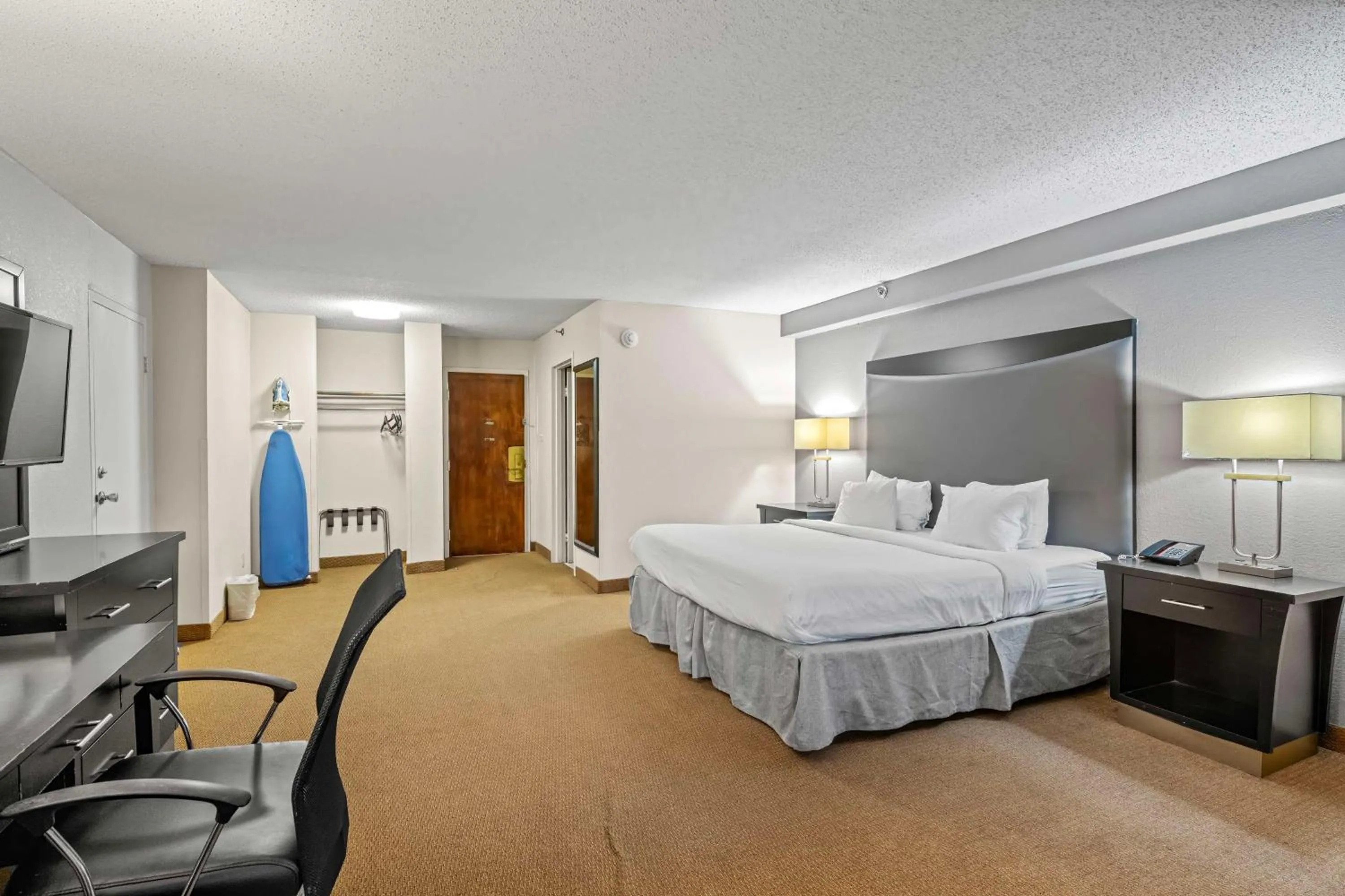 King Bed Standard in Red Lion Hotel Charlotte