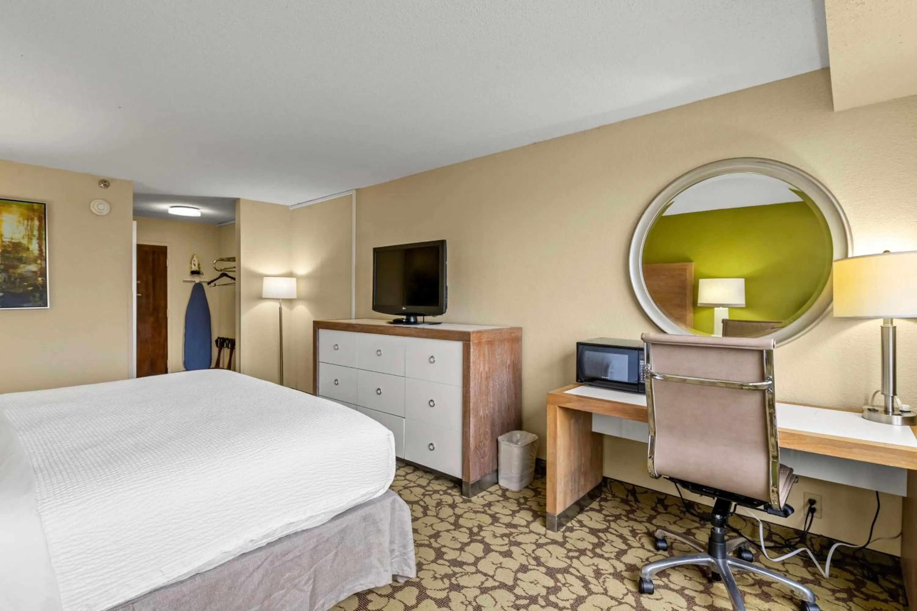 King Bed Deluxe in Red Lion Hotel Charlotte