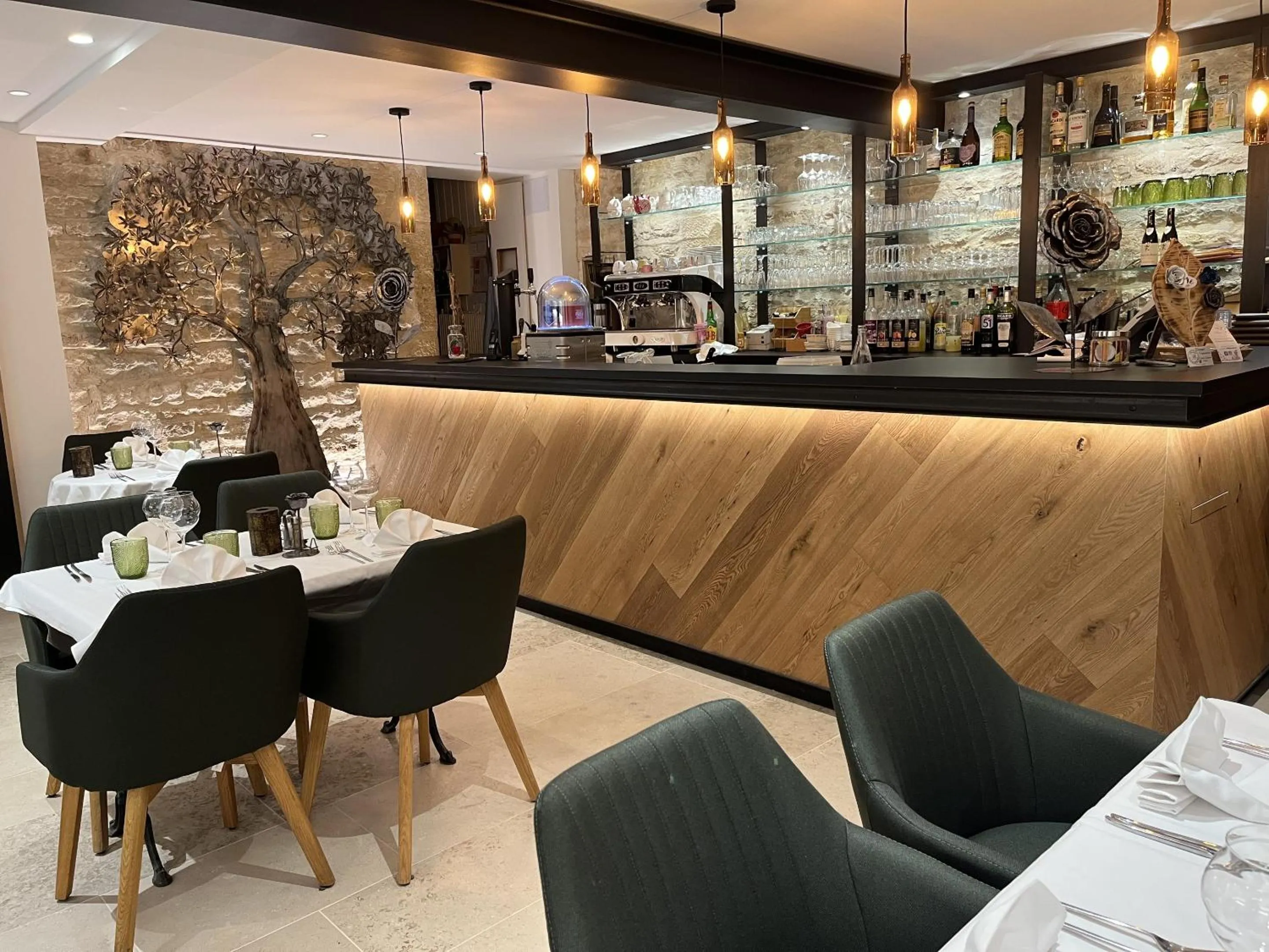 Queen Room in Logis Le Marronnier