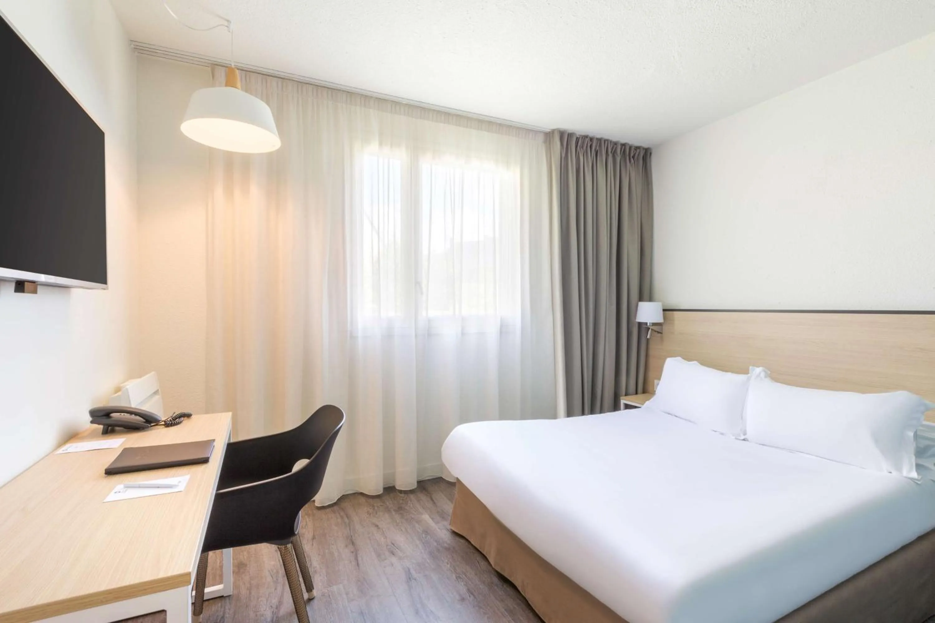 Comfort Queen Room - Non-Smoking  in Best Western Armor Park Dinan et Spa
