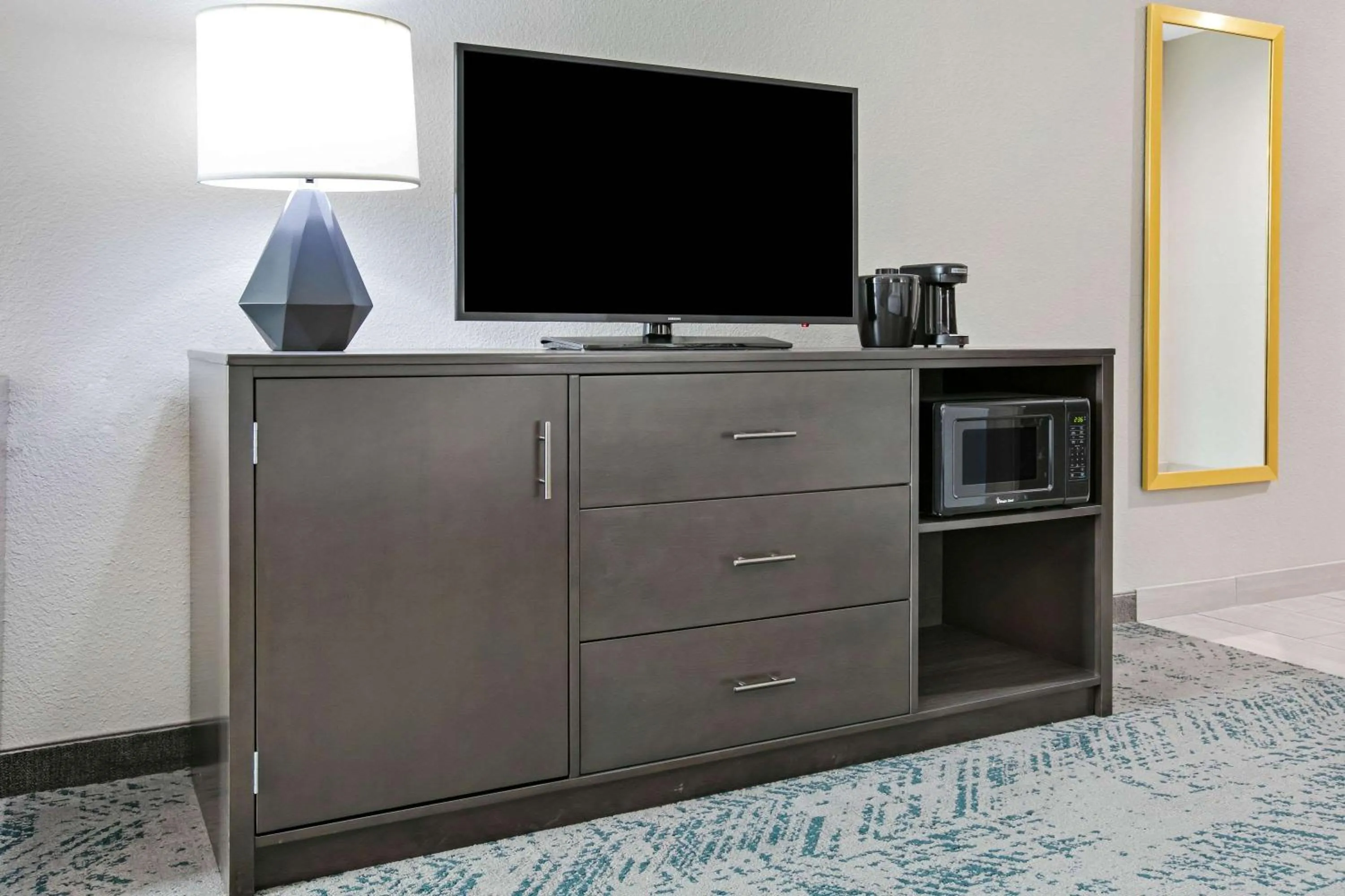 Queen Room with Two Queen Beds and Bath Tub - Mobility/Hearing Access - Non-Smoking in La Quinta Inn & Suites DFW West-Glade-Parks