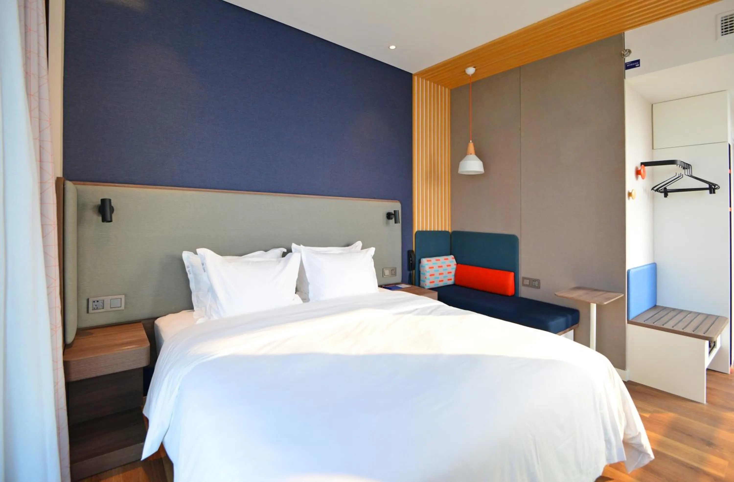 Standard King Room in Holiday Inn Express Hangzhou Binjiang Aoti by IHG