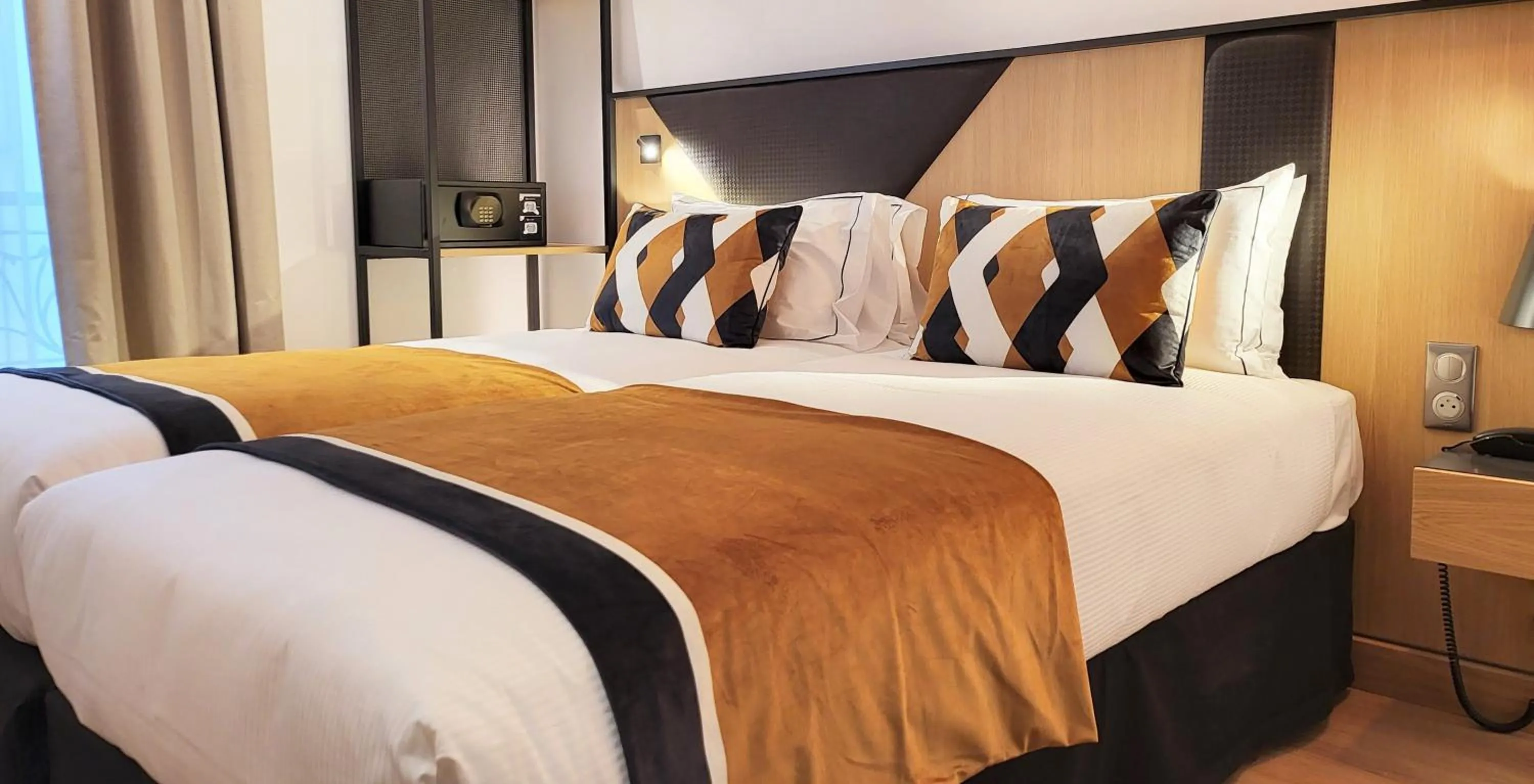 Twin Room in Star Champs-Elysées