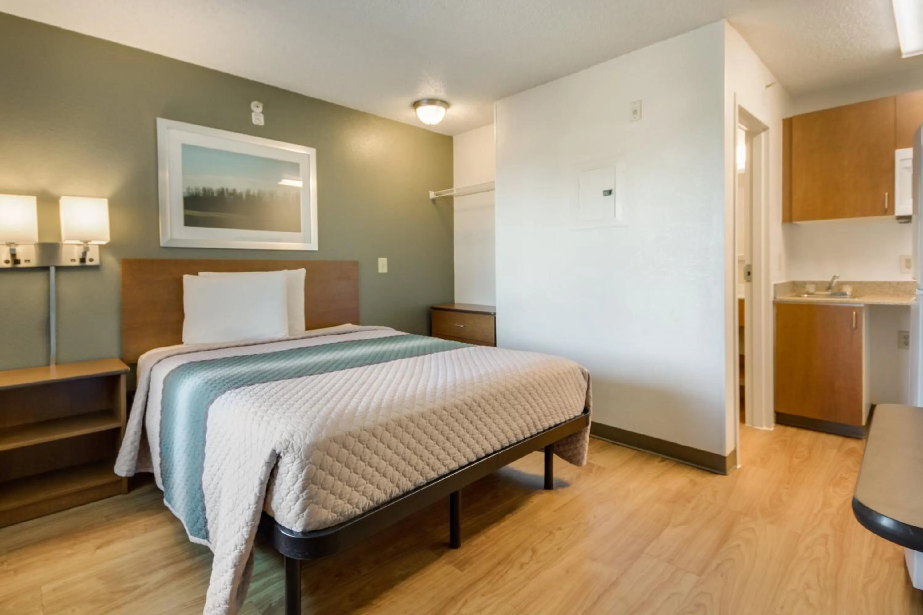 Studio One Queen Room Non-Smoking in HomeTowne Studios by Red Roof Dallas - Mesquite