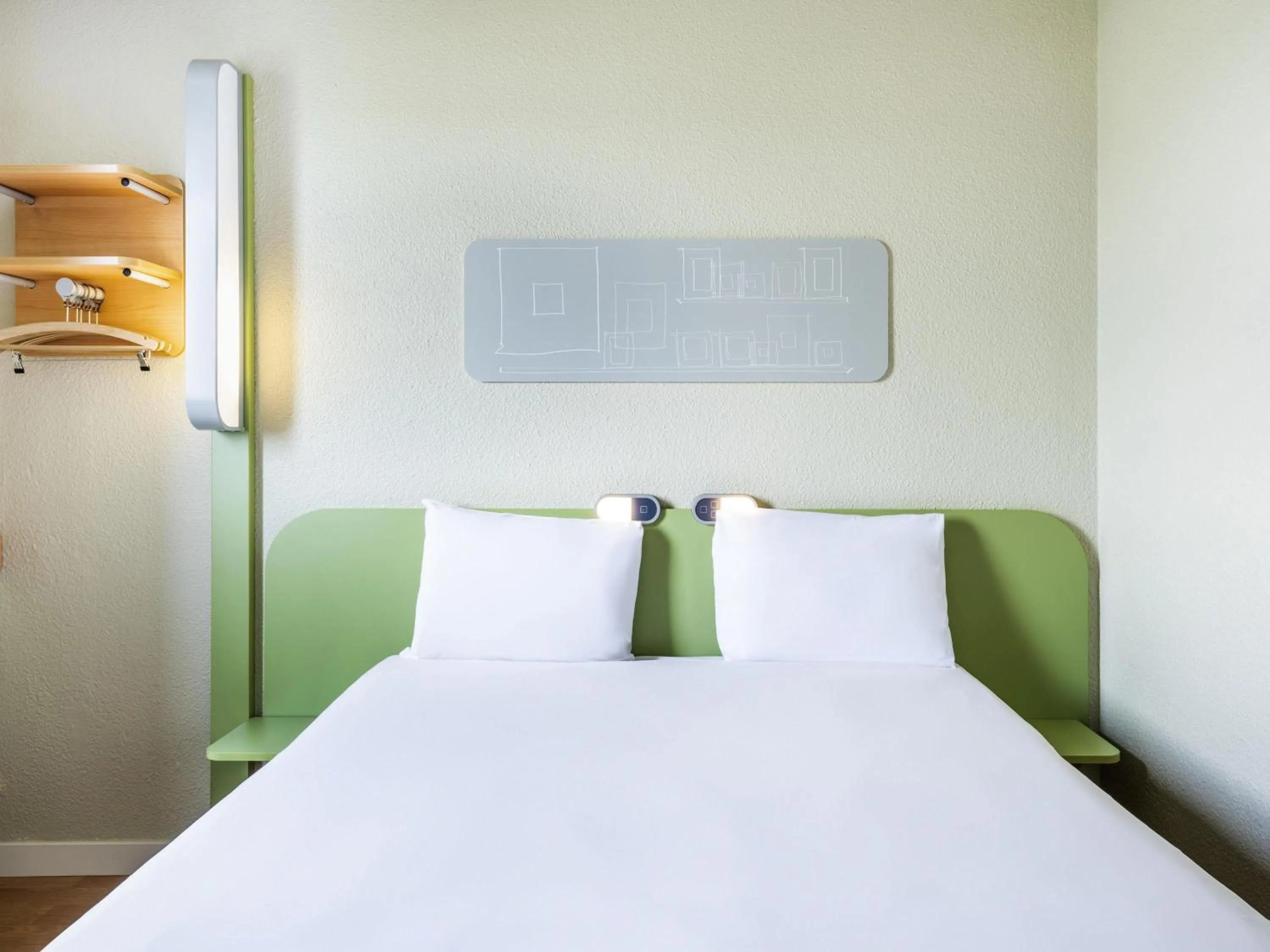 Queen Room in ibis budget Paris Porte de Bercy